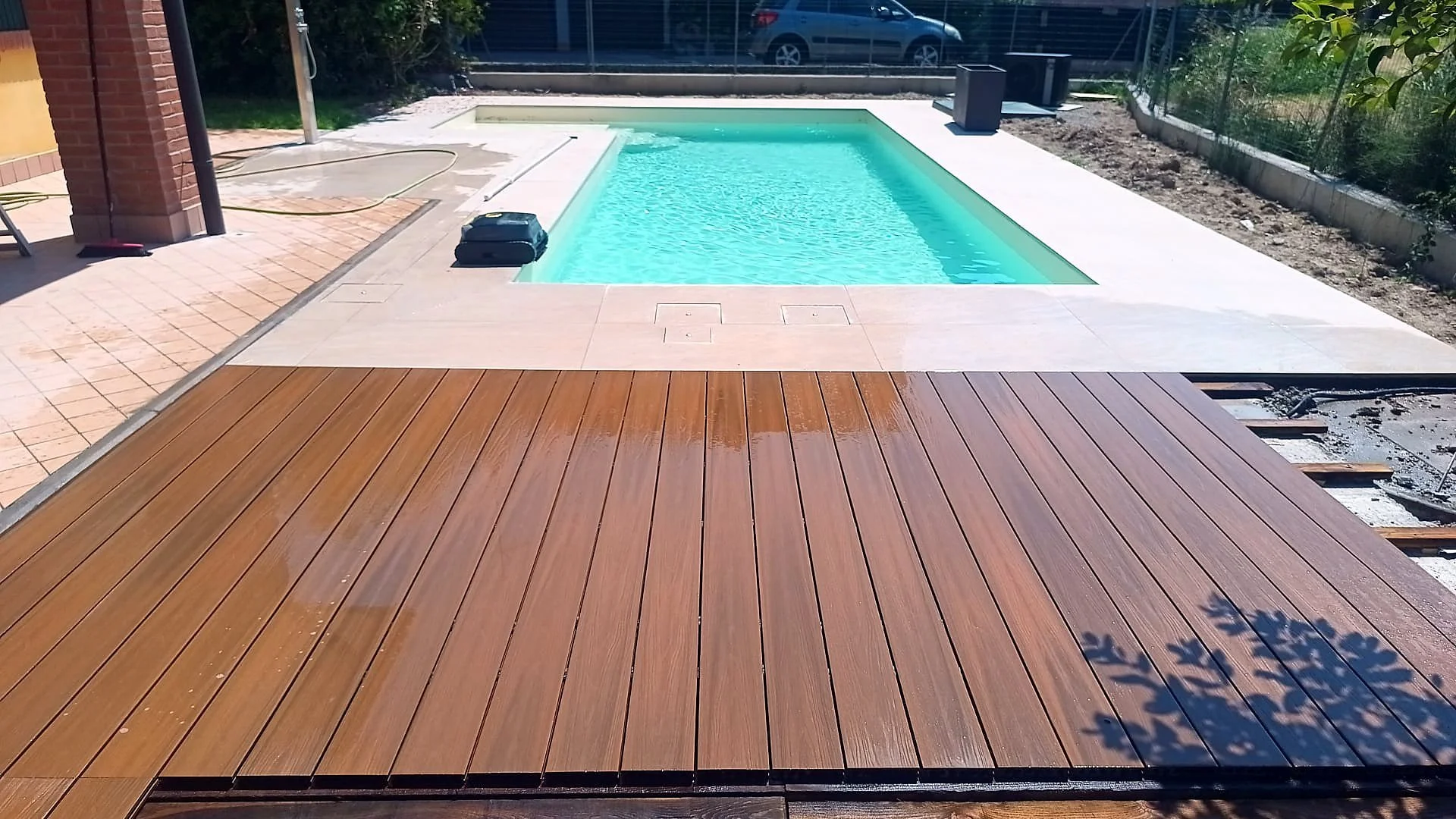 Piscina interrata con deck in legno realizzata da Lavoro369