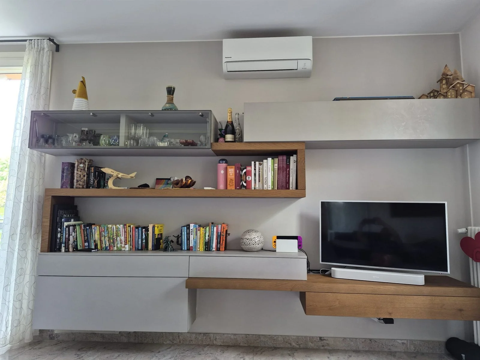 Soggiorno con climatizzatore installato da Lavoro369