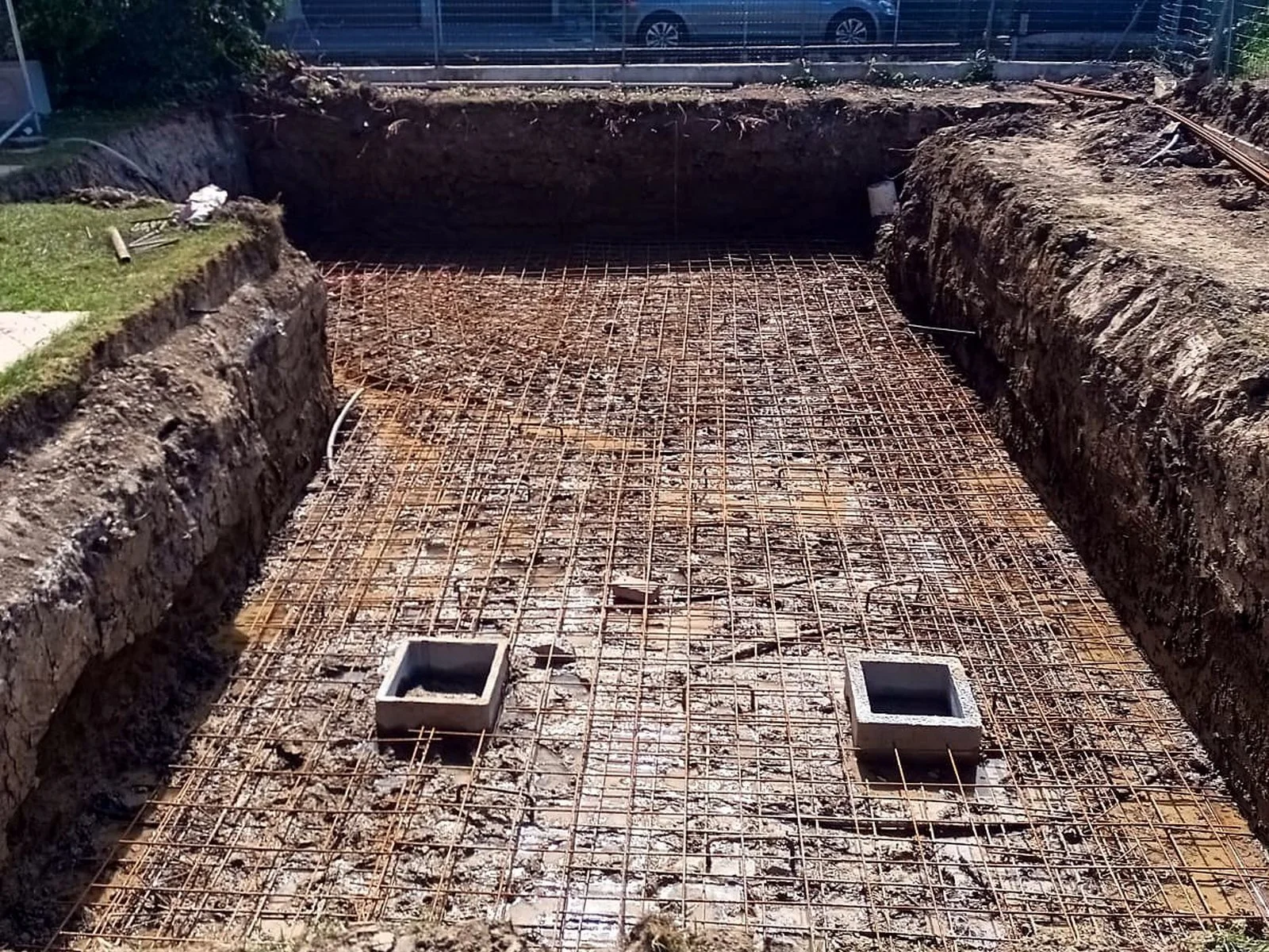 Scavo con armatura della platea per una piscina interrata