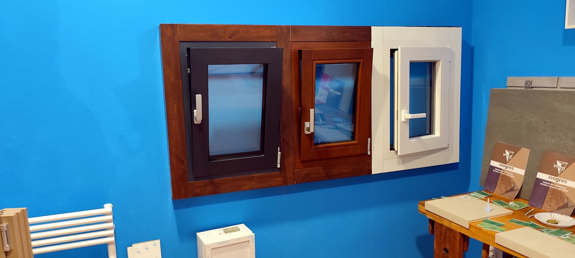 Infissi in esposizione nello showroom Lavoro369 a Correggio