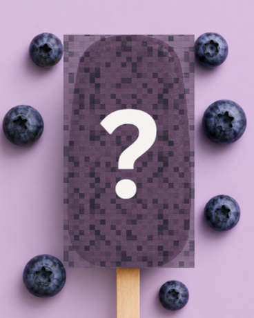 Ein lila gefärbtes Eis am Stiel mit einem weißen Fragezeichen auf der Oberfläche, umgeben von frischen Heidelbeeren auf einem rosa Hintergrund.