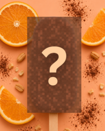Eine Eiswaffel mit einer Fragezeichen-Overlay, umgeben von Orangenscheiben, Nüssen und Kakaopulver auf einem rosa Hintergrund.