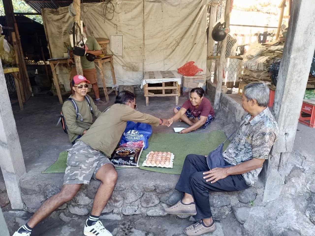 Penyerahan bantuan oleh donatur langsung ke keluarga yang membutuhkan