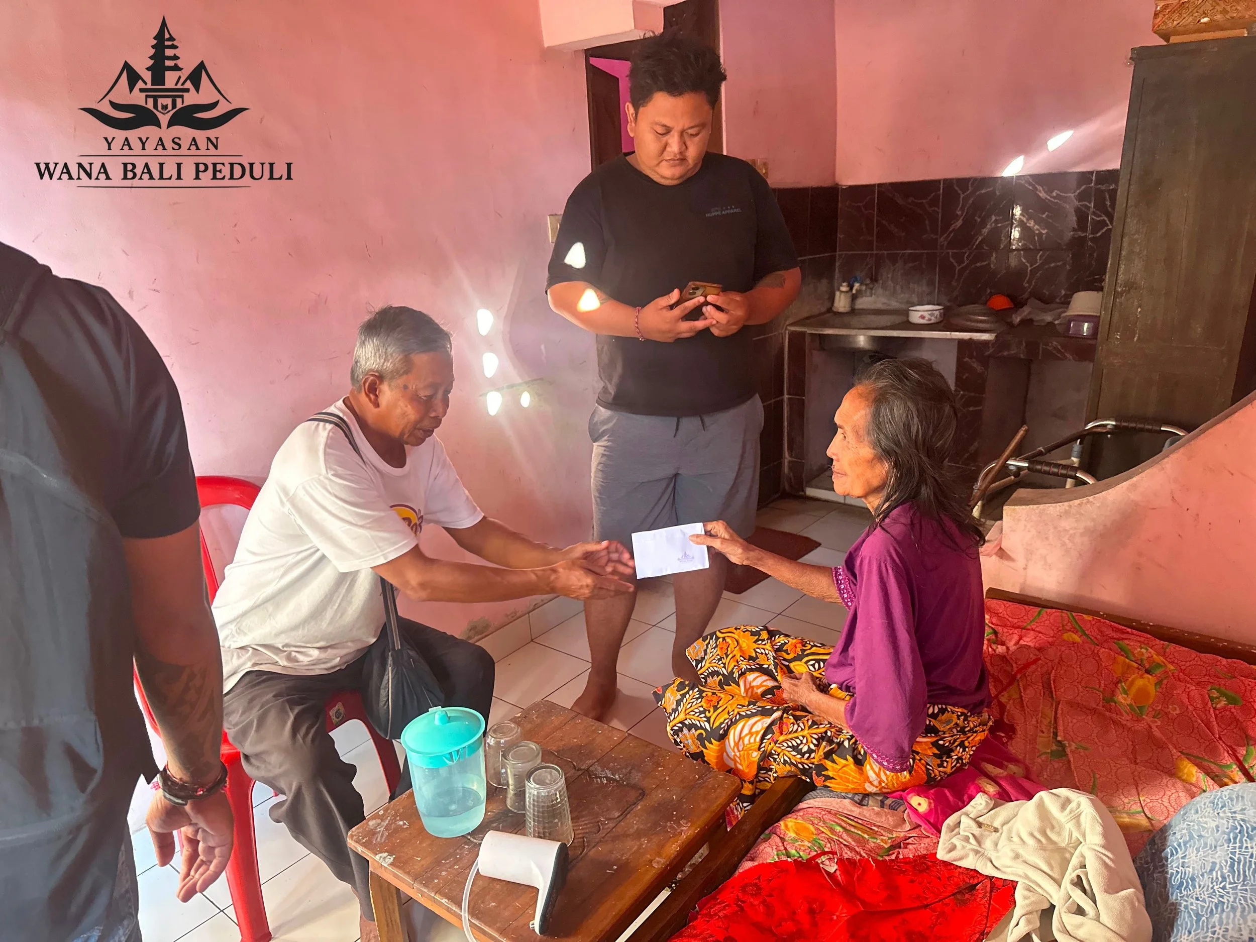 salah satu keluarga penerima bantuan dari yayasan Wana Bali peduli