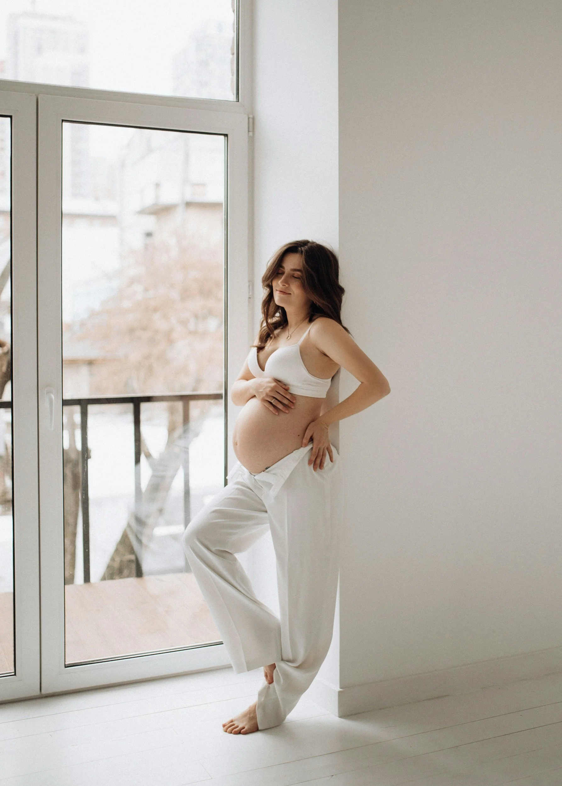     Pregnant woman navigating migraine during pregnancy