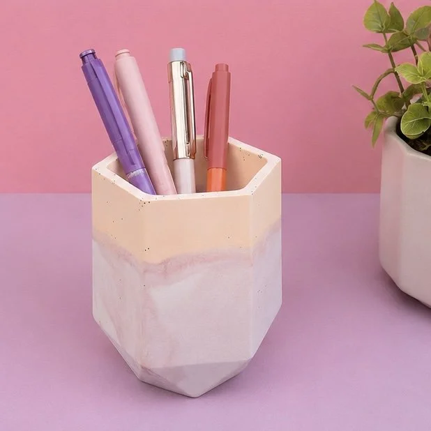 Pot à crayons hexagonal ✏️