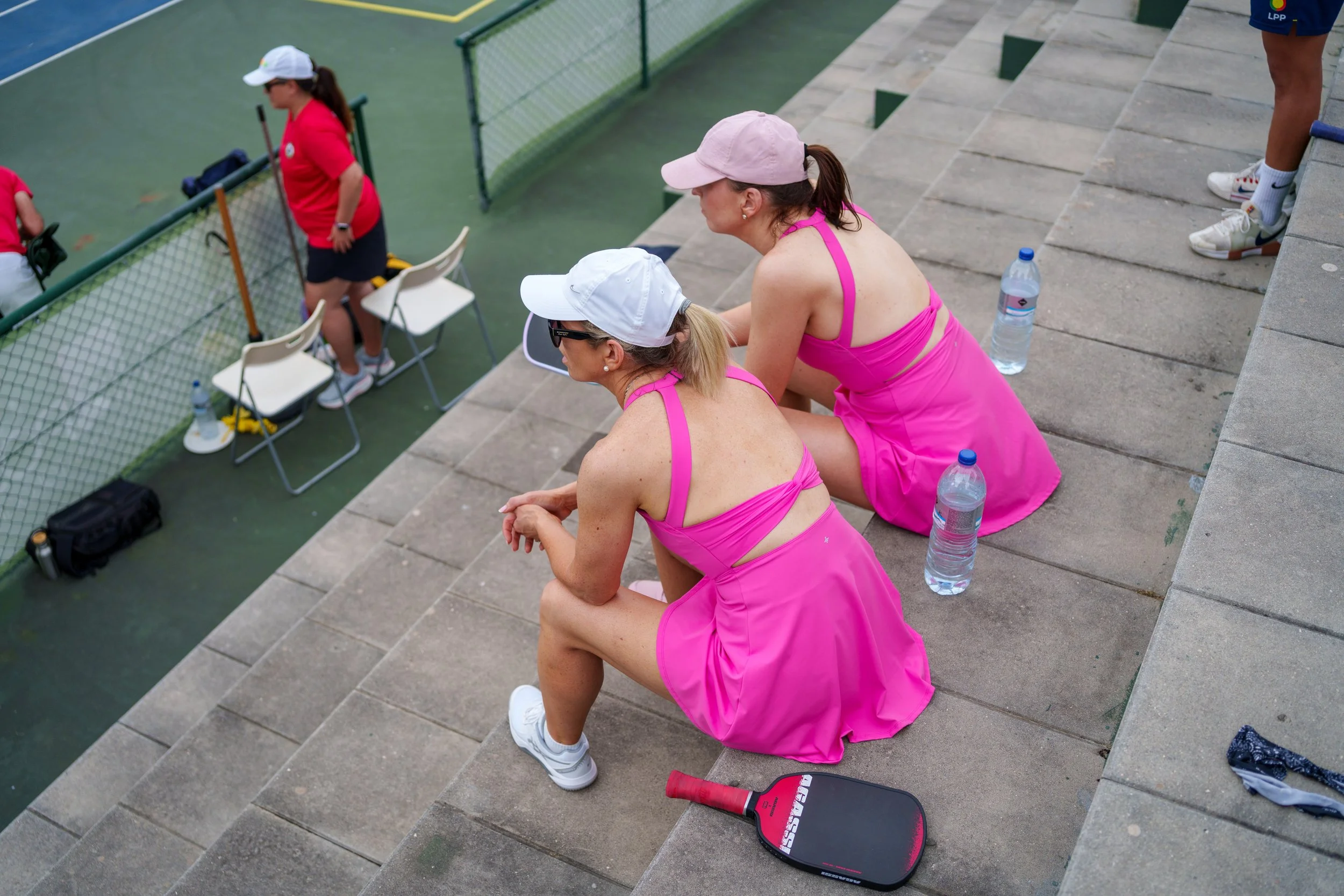 Matching teammates sitting at the Lisboa Open Tournament