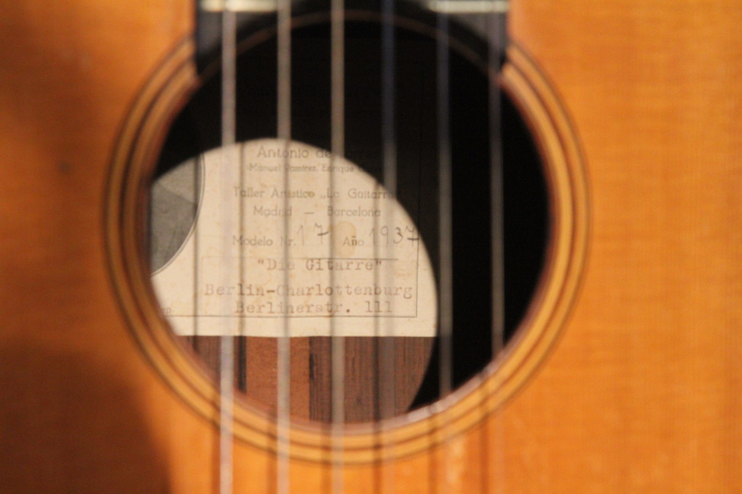 soundhole and label Die Gitarre Berlin