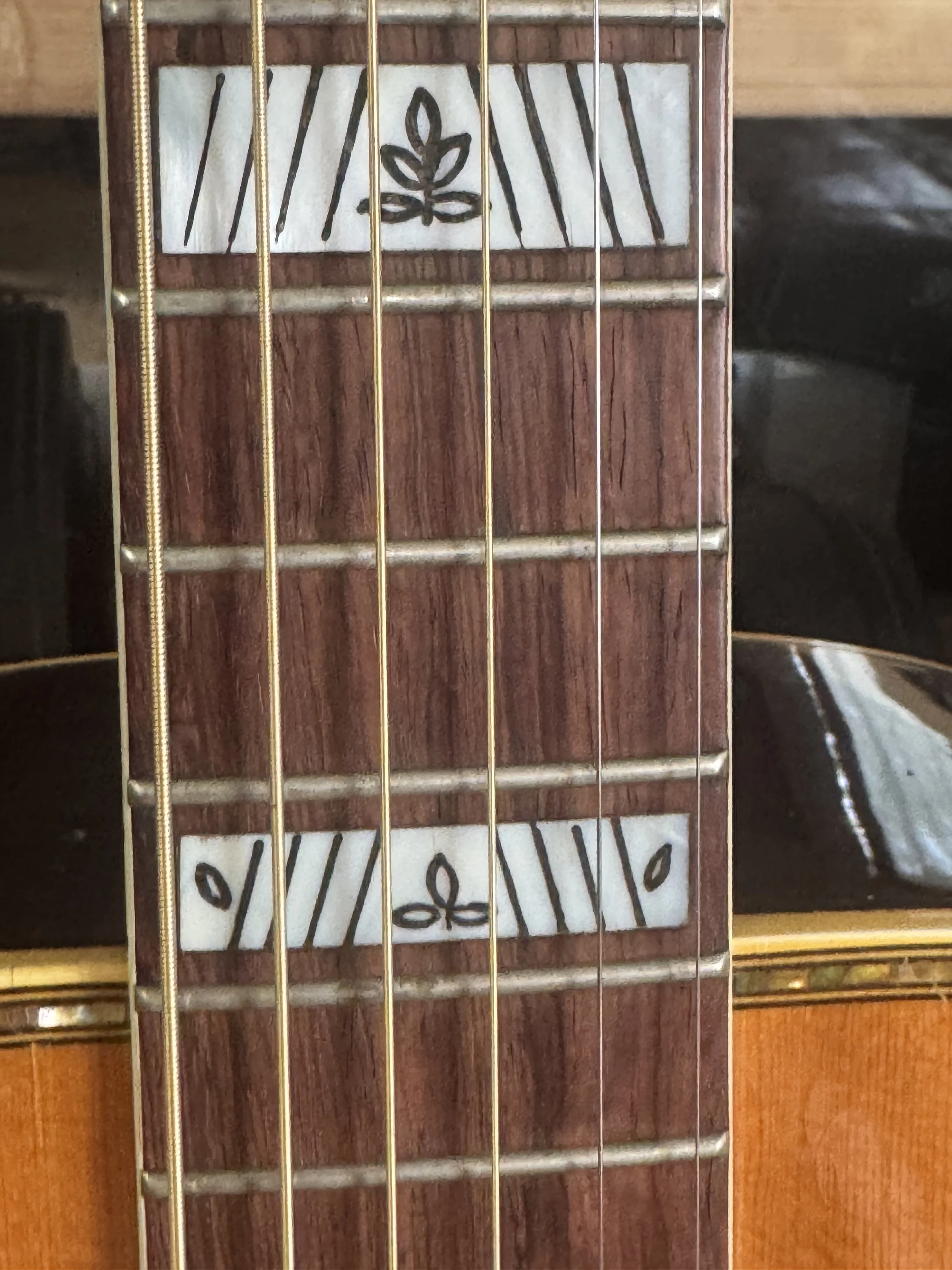 upper fret board with ornamented block inlays Bronson Master Jumbo