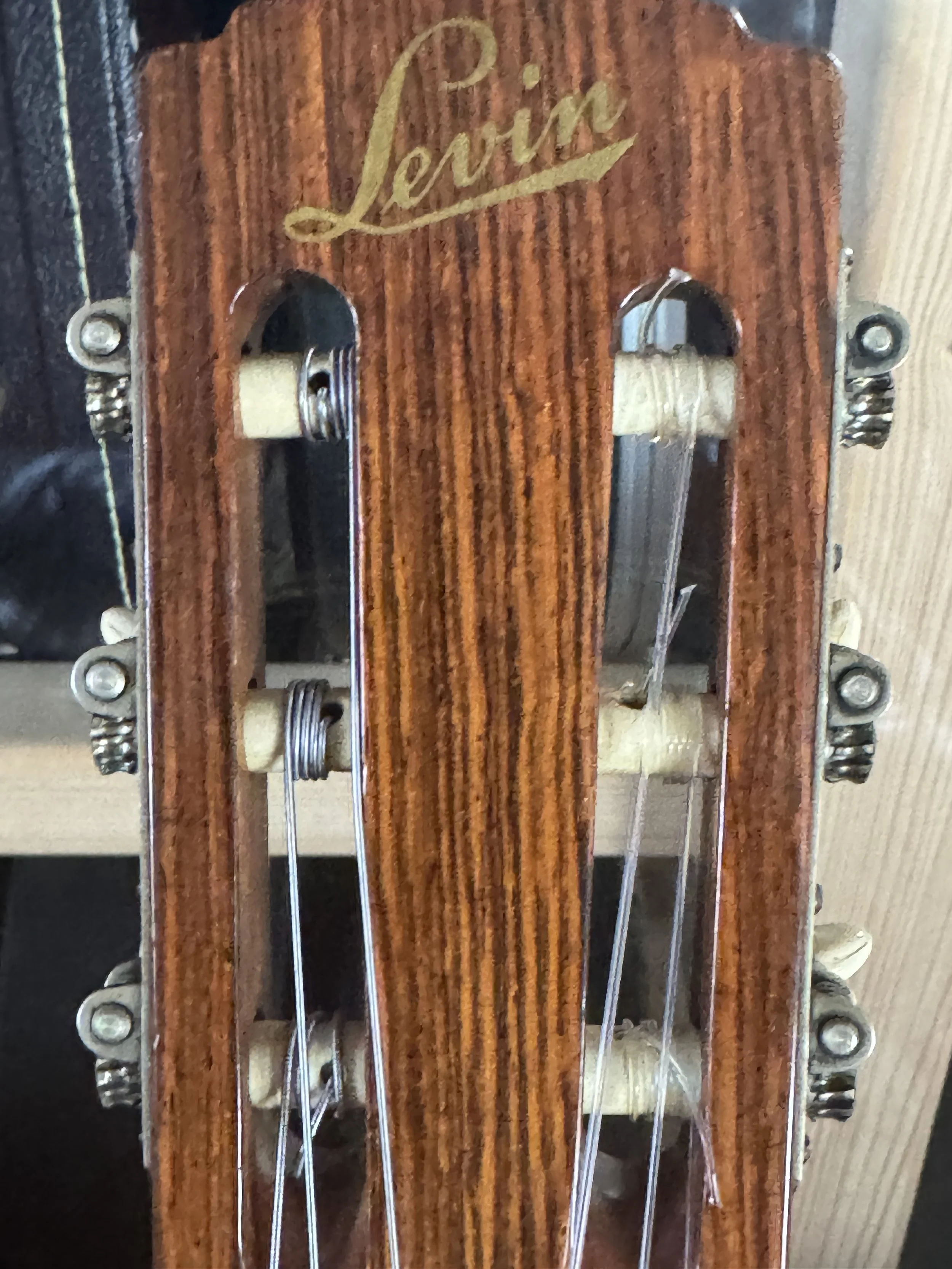 headstock with logo Levin 120