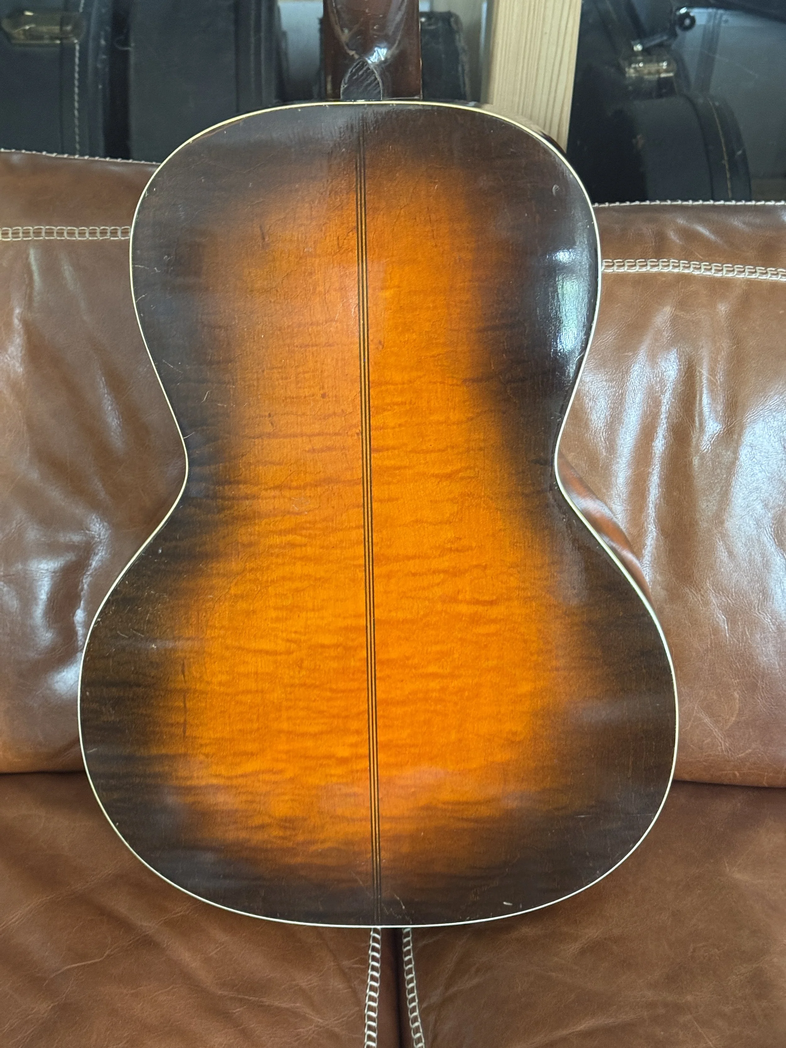 figured maple and sunburst back of Oahu Deluxe Jumbo 1936