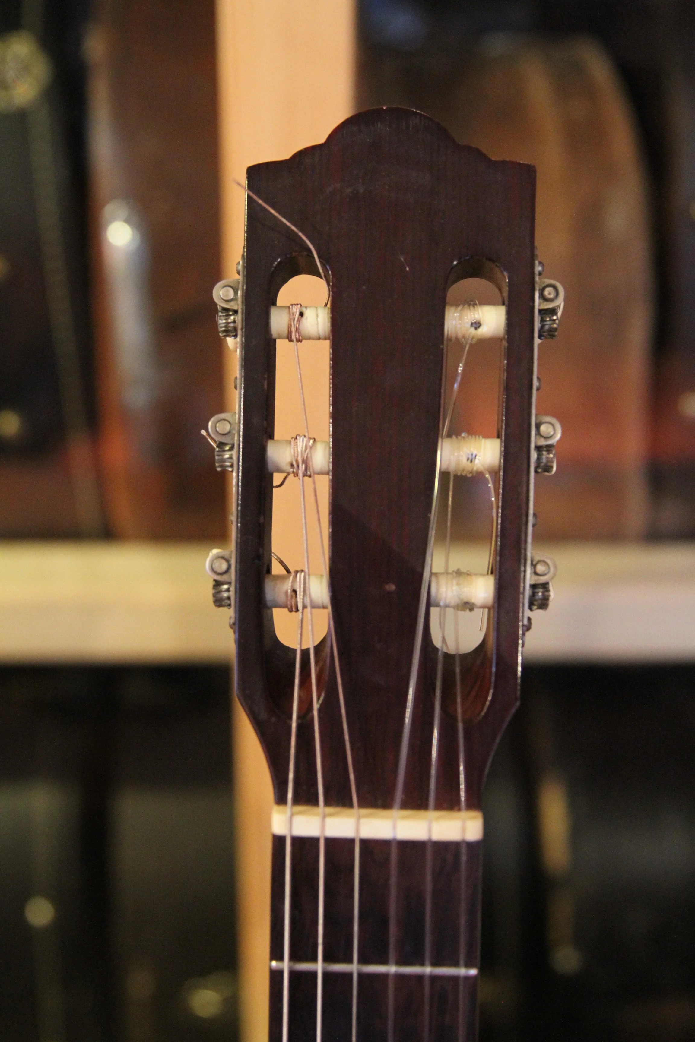 headstock with tuning pegs of Guild Mark II , 1964