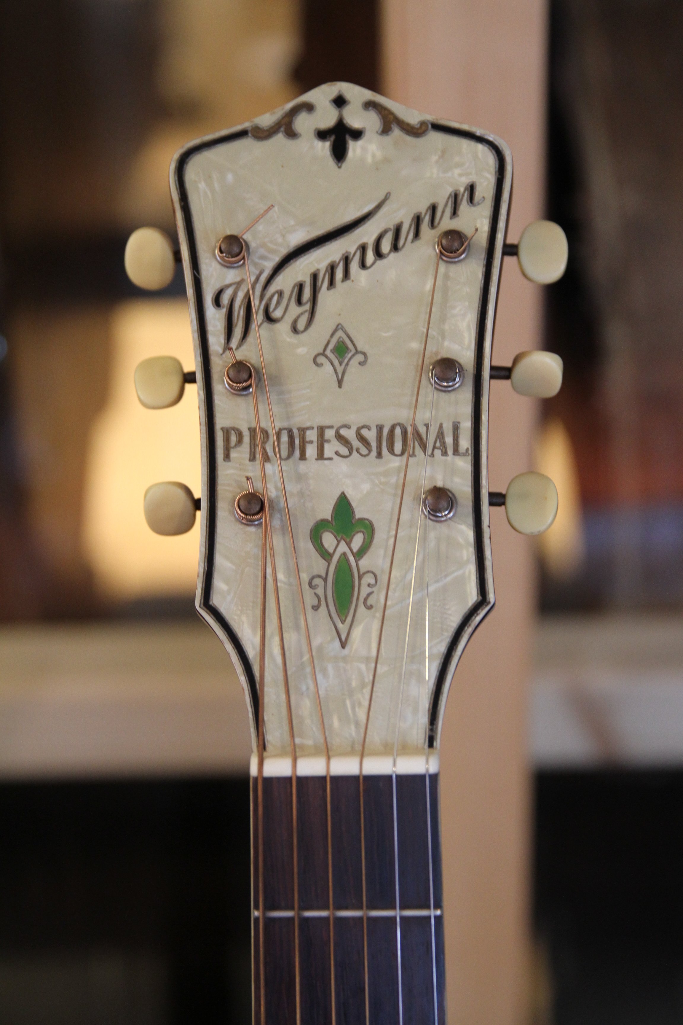 headstock with inlayed logo Weymann Professional 1939