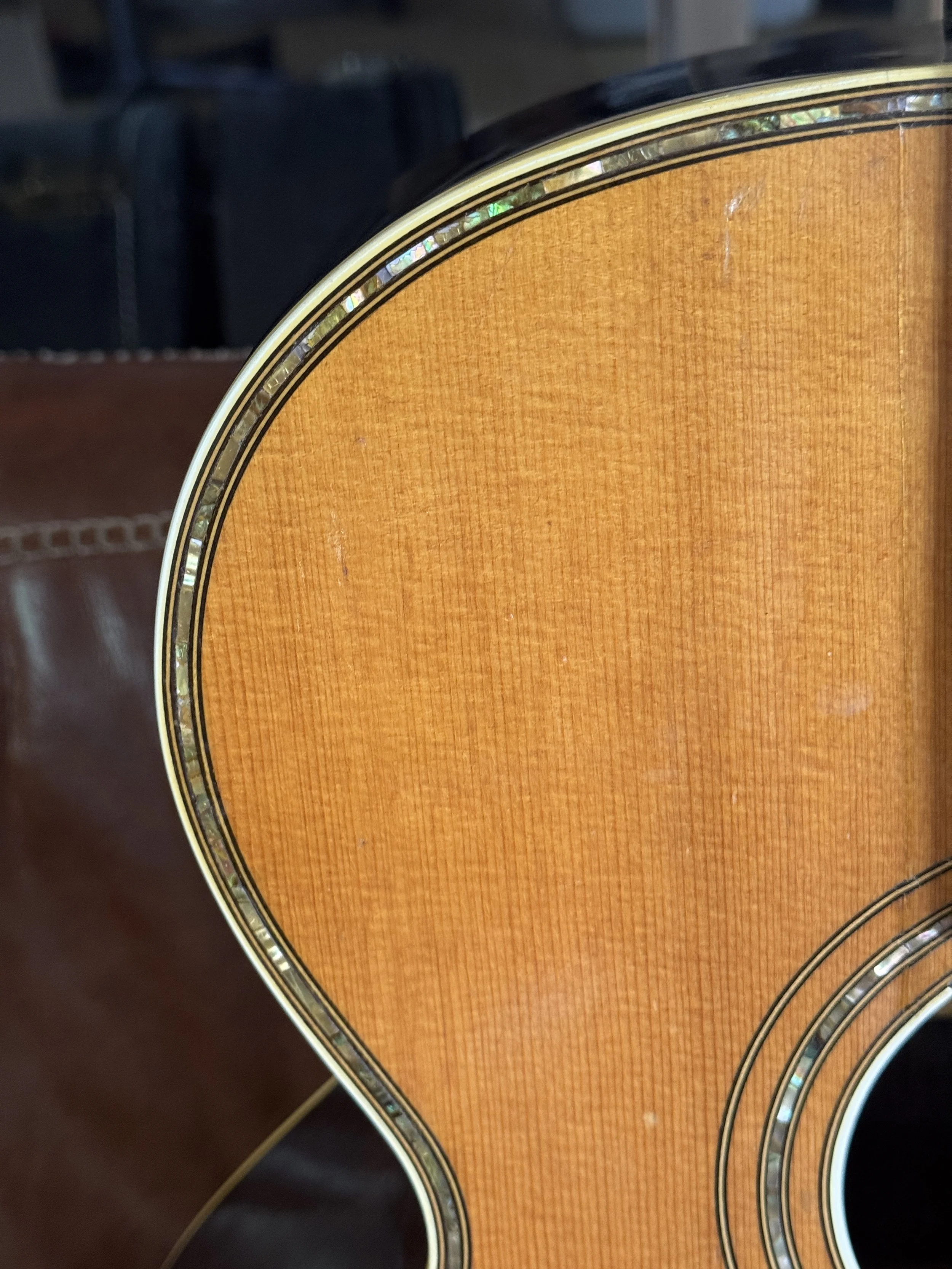 close-up of perloid inlayed top purfling Bronson Master Jumbo