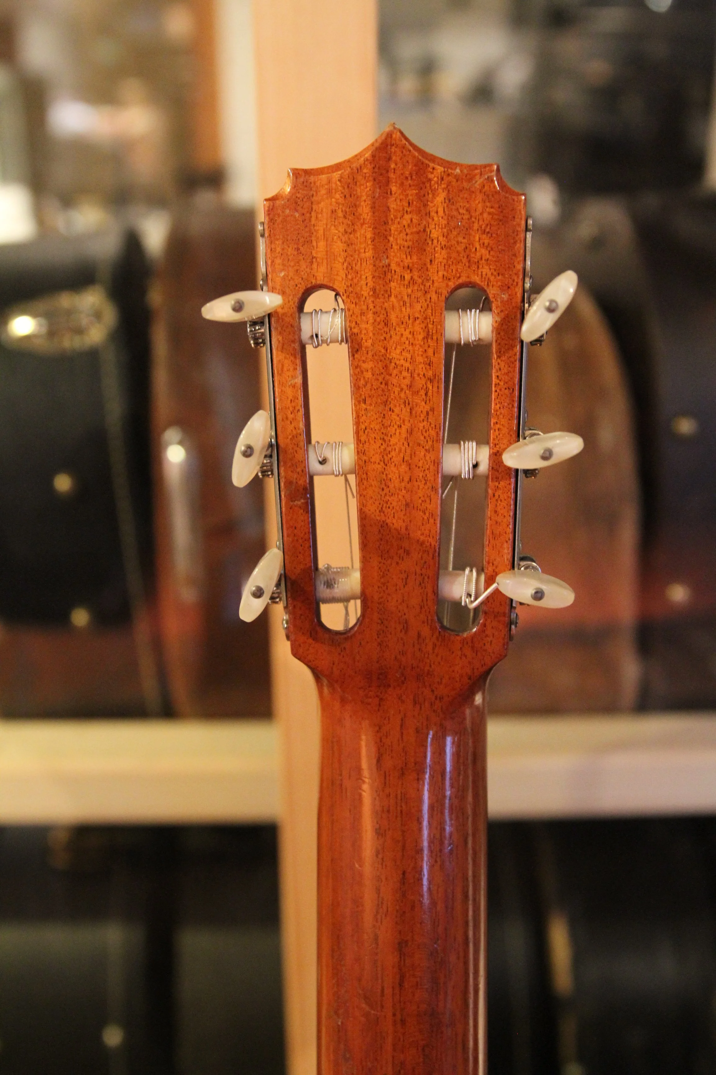 headstock back Van der Waals baritone