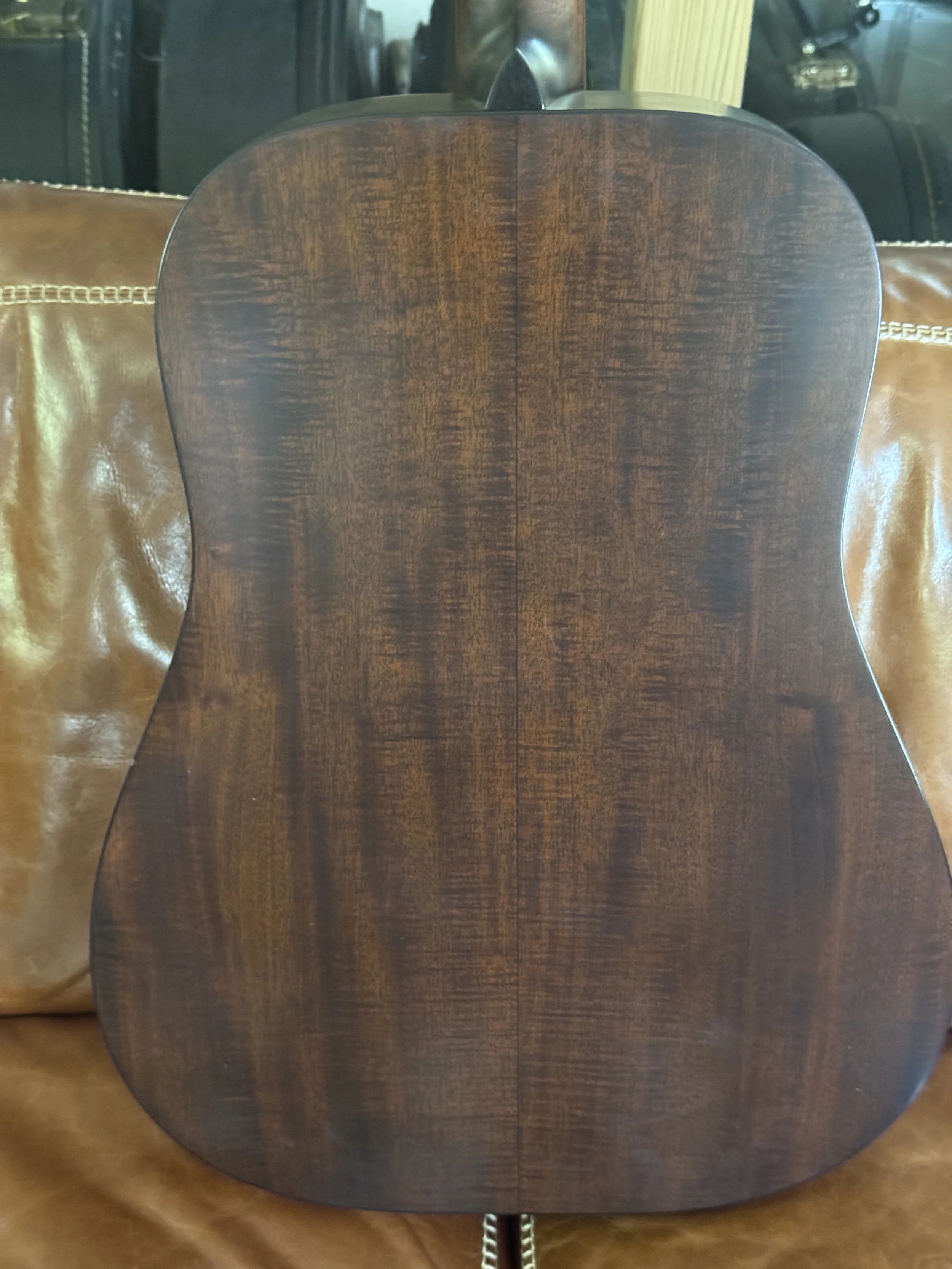 mahagony back of Matthew Arcara D1