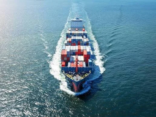 Barco de carga navegando en el océano, visto desde arriba.