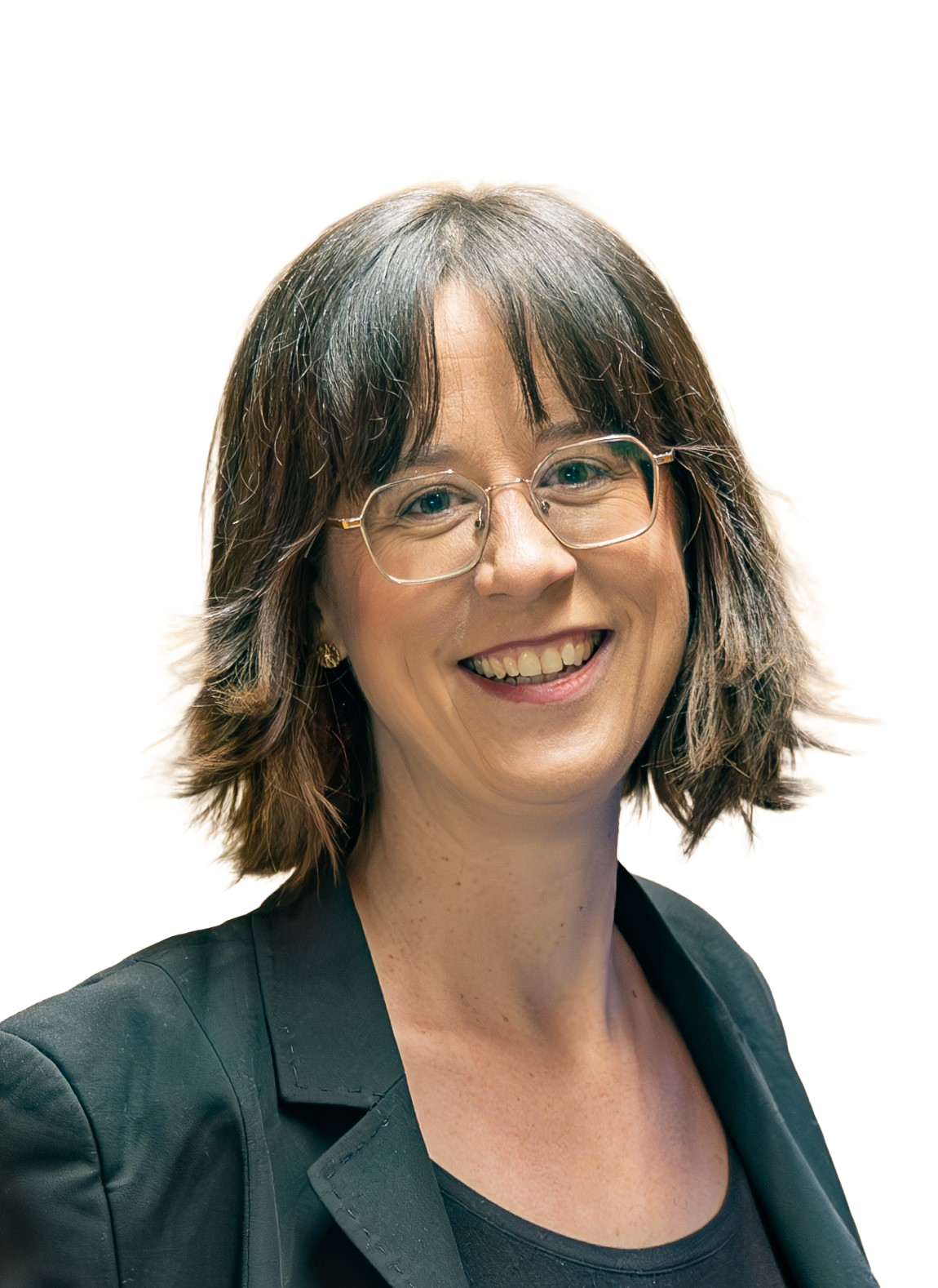 Lächelnde Frau mit Brille, schwarzen Haaren und schwarzer Jacke vor schwarzem Hintergrund.