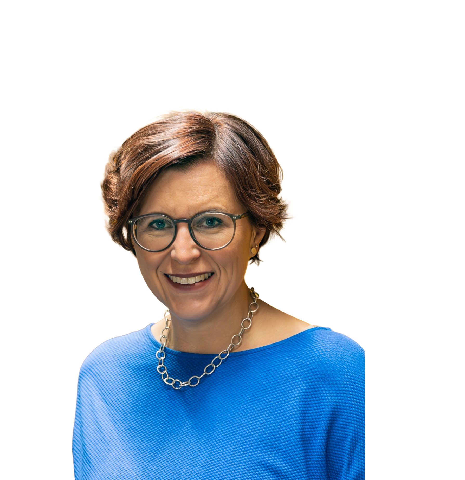 Eine lachende Frau mit Brille, kurzen braunen Haaren, trägt eine blaue Oberteil und eine Perlenkette.