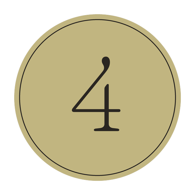 Ein Aufzugsschild mit der Zahl 4, oval im beige-grauen Design auf schwarzem Hintergrund.