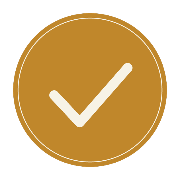 Ein runder, goldener Button mit einem weißen Häkchen darin.
