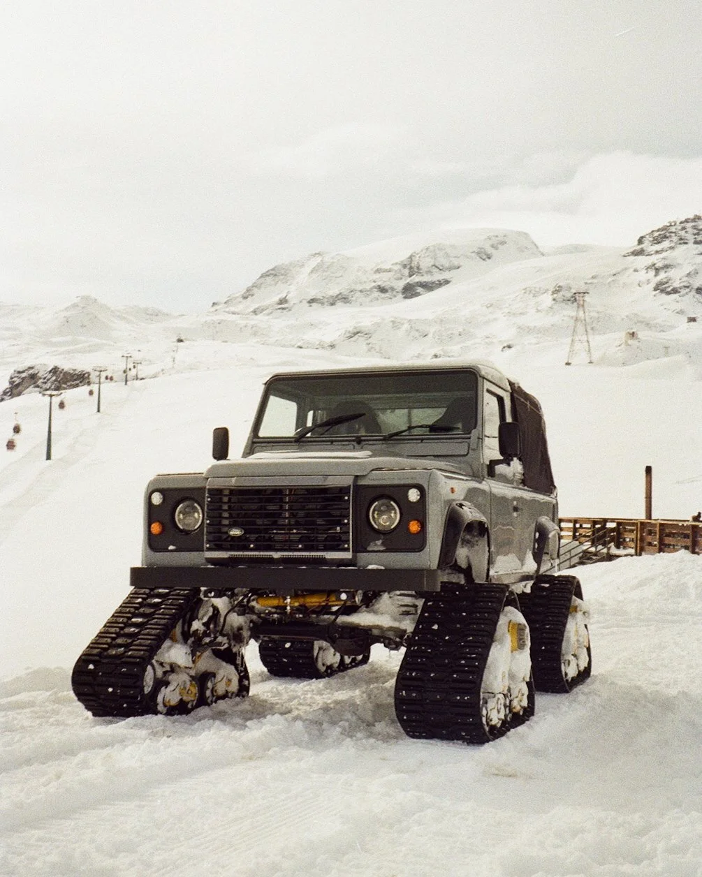 Veicolo da neve motorizzato su neve in montagna