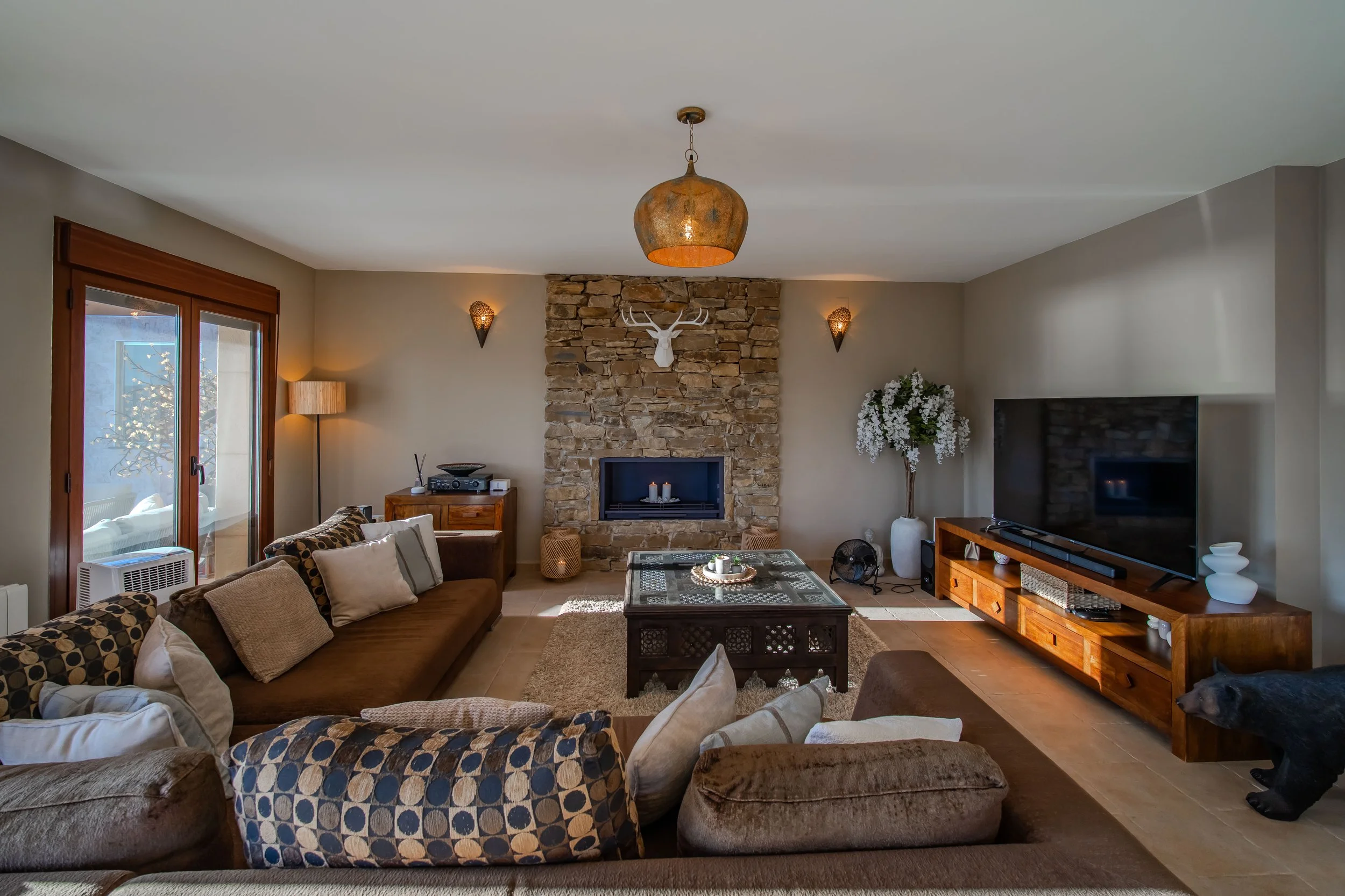 Lounge image 4.jpg