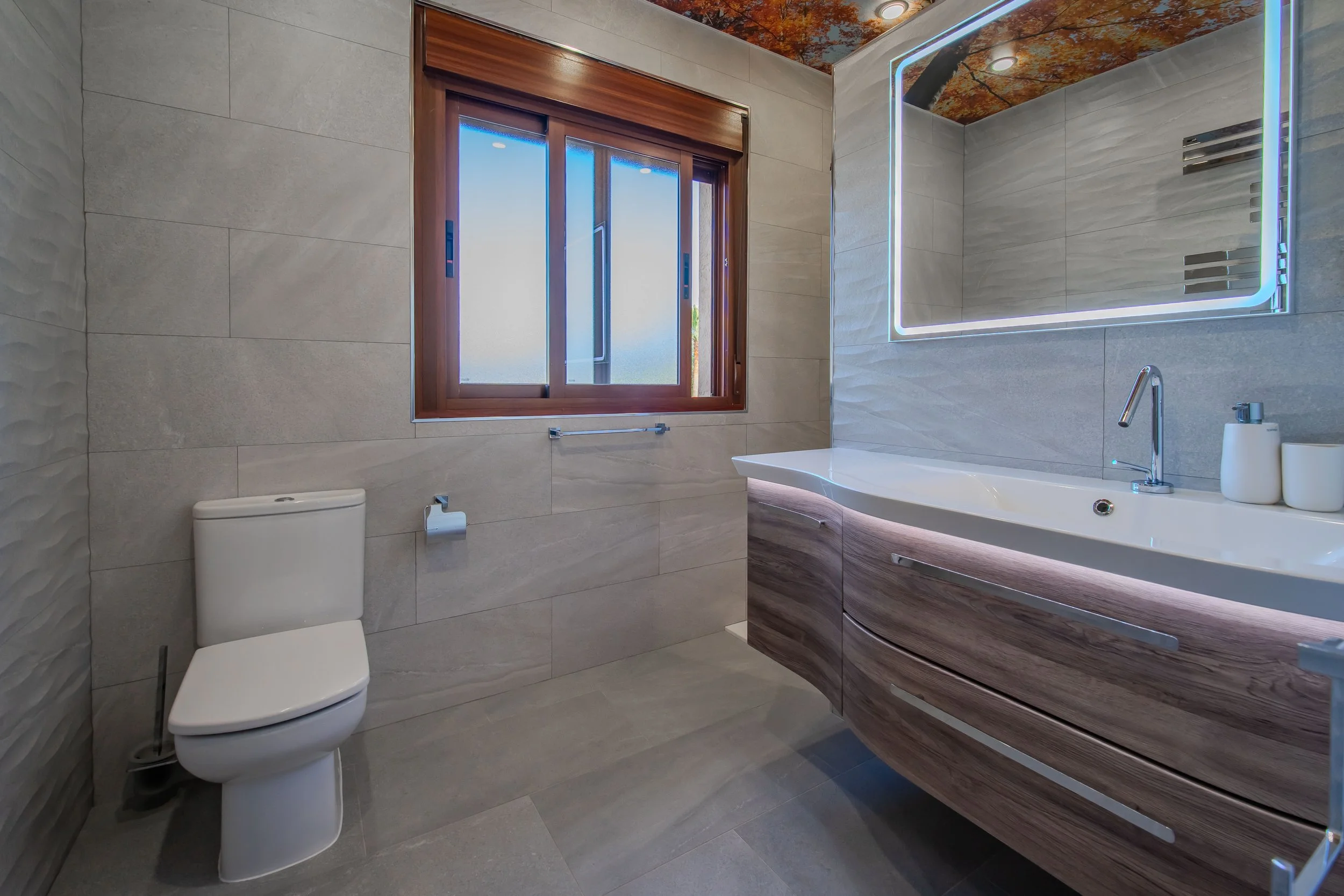 bathroom 1.jpg