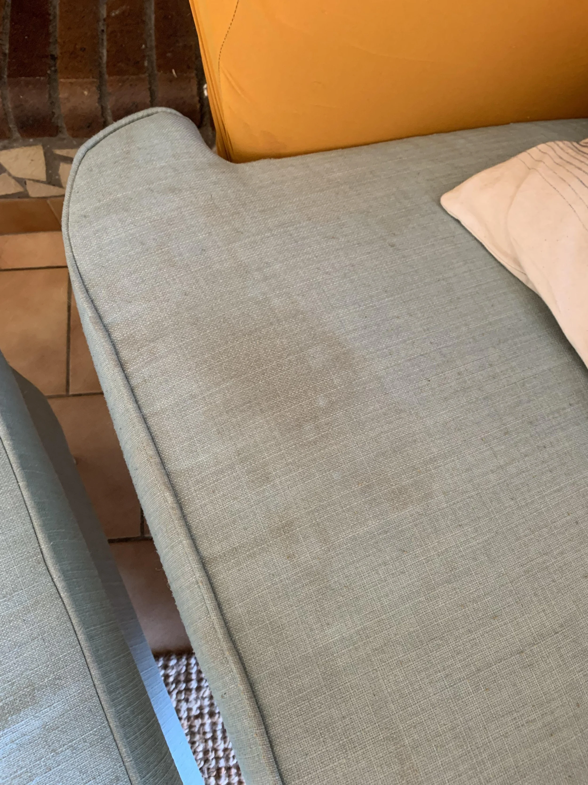 Koltuktaki Çay ve Kahve Lekesi Nasıl Çıkar? (İnatçı Lekelere Kesin Çözüm)