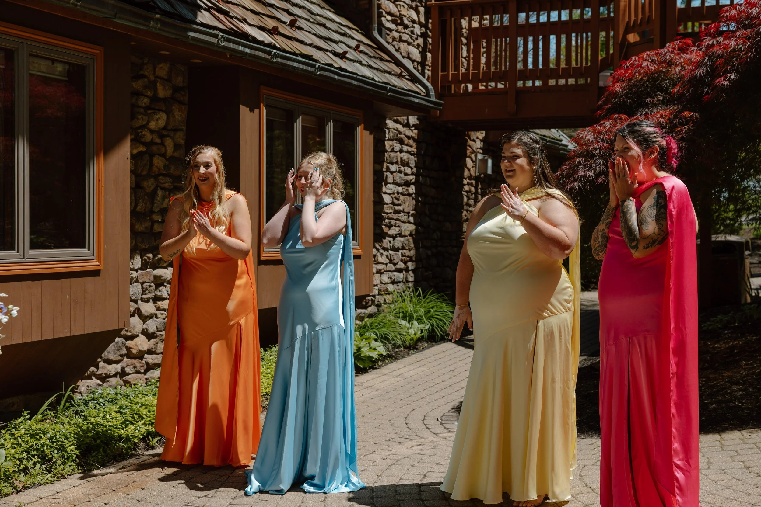 bridesmaids-reaction-first-look-mohican-castle.jpg