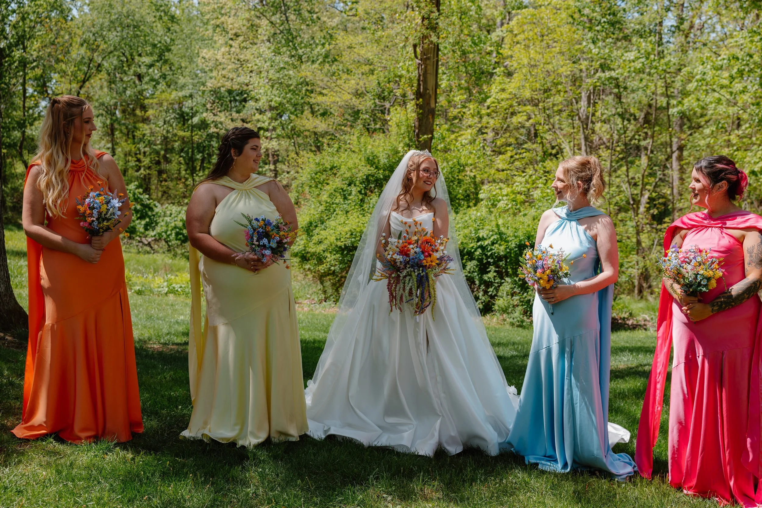 landolls-mohican-castle-bride-bridesmaids-chatting.jpg
