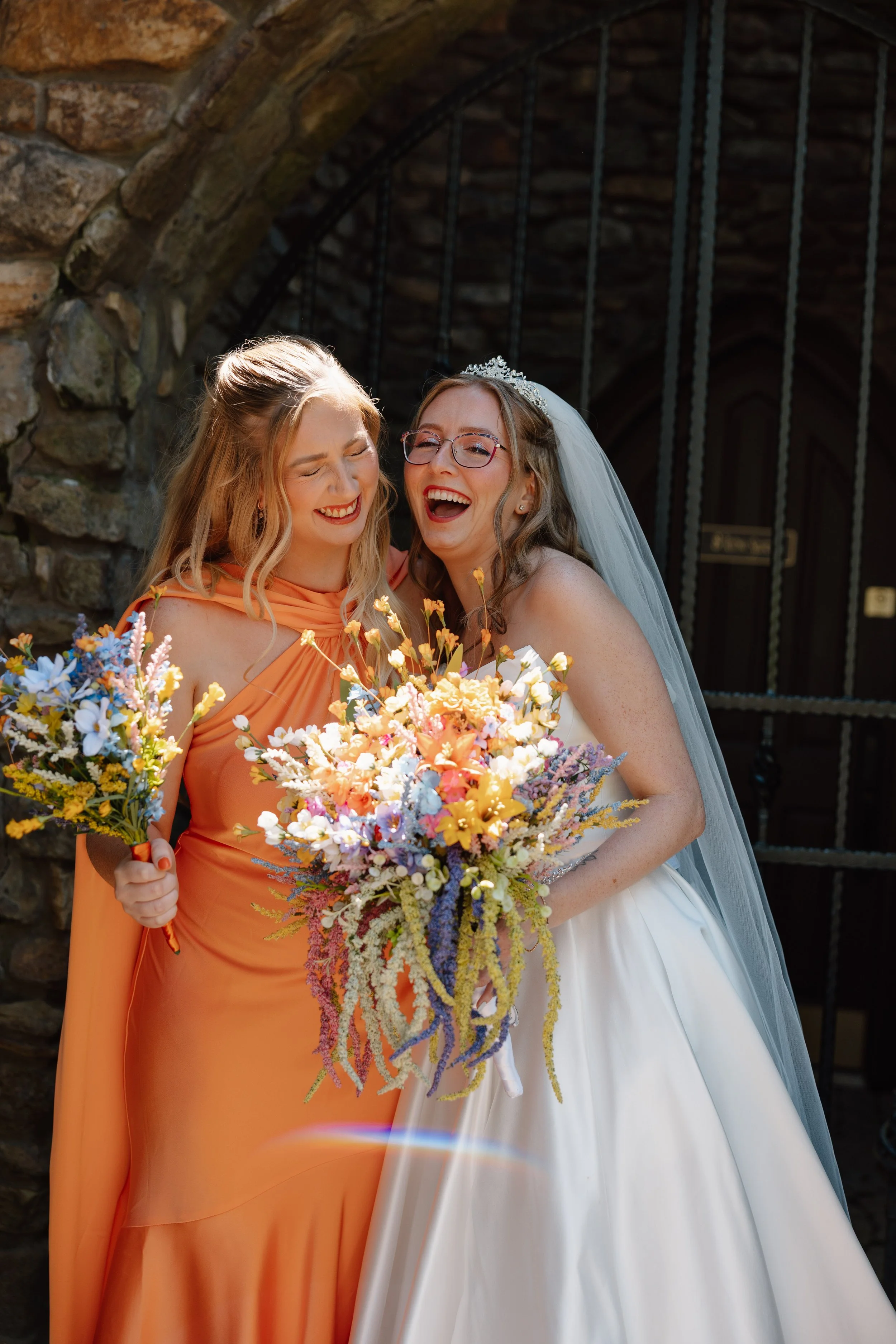 mohican-castle-wedding-bride-bridesmaid-laugh.jpg