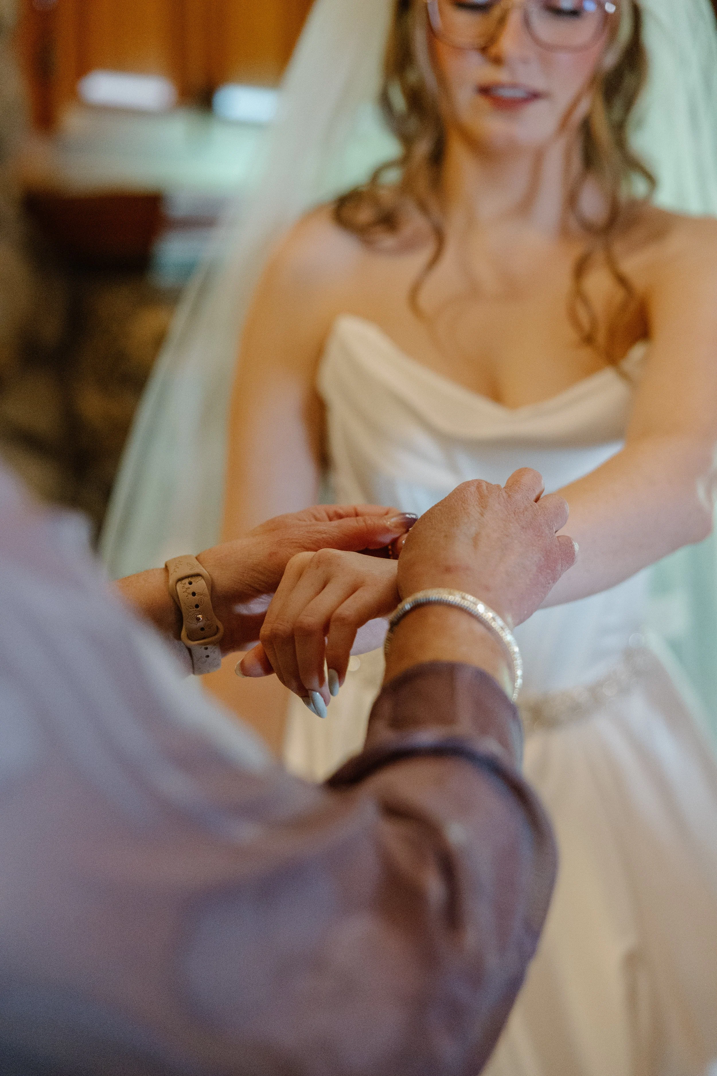 mohican-castle-wedding-details-bride-jewelry.jpg