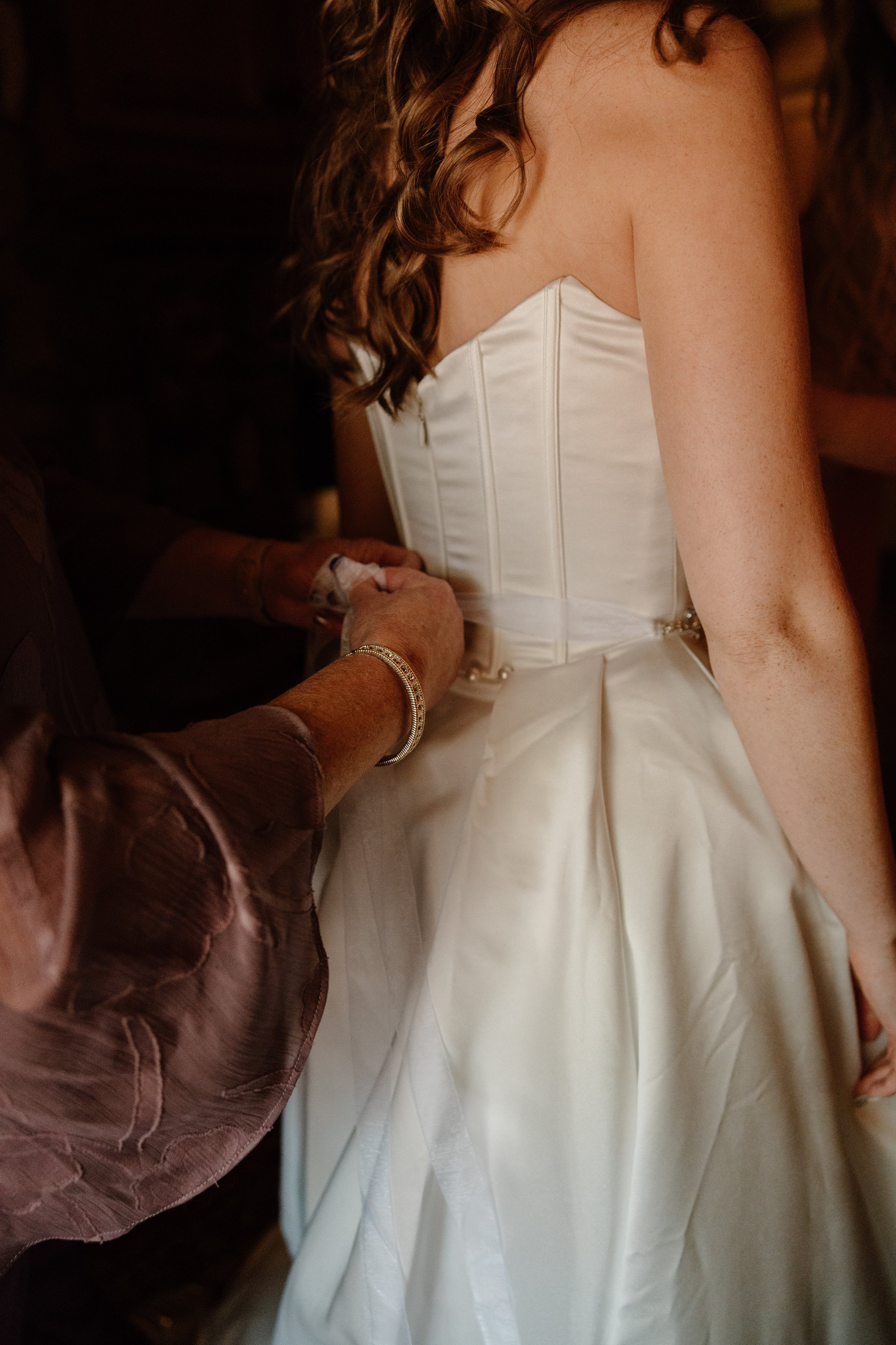 landolls-mohican-castle-bride-getting-dressed.jpg