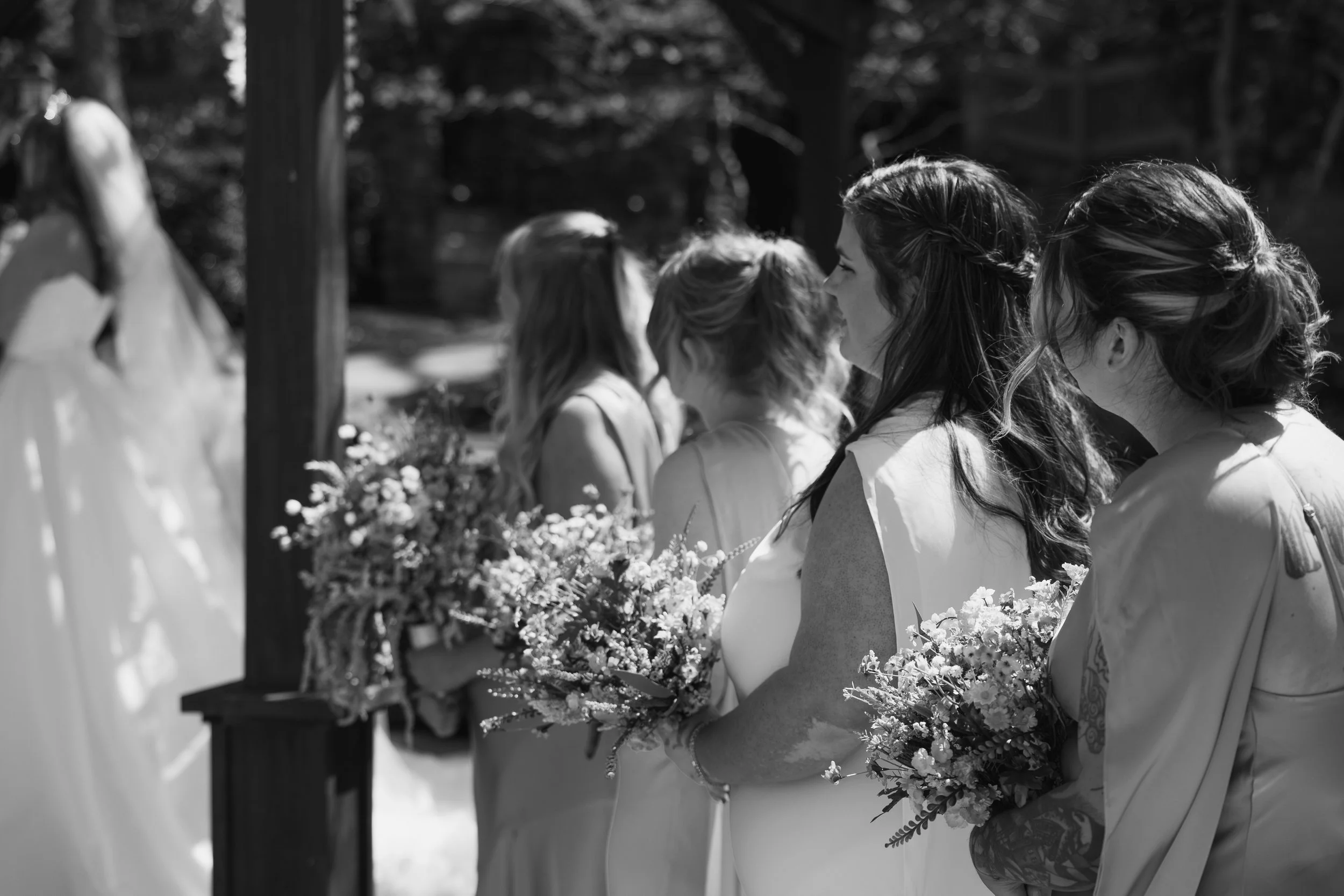 bridesmaids-holding-bouquets-mohican-castle.jpg