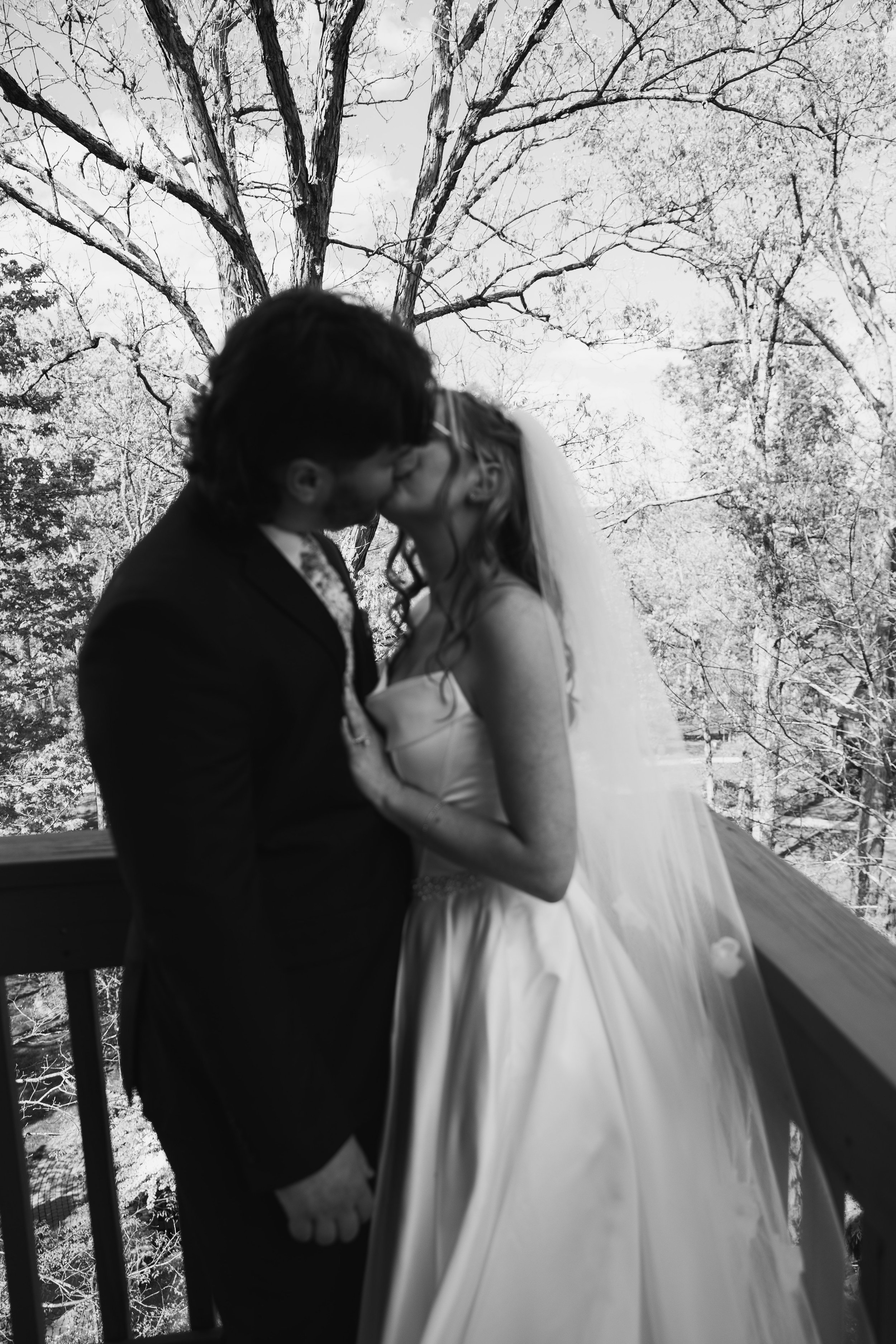 mohican-castle-wedding-couple-balcony-kiss.jpg