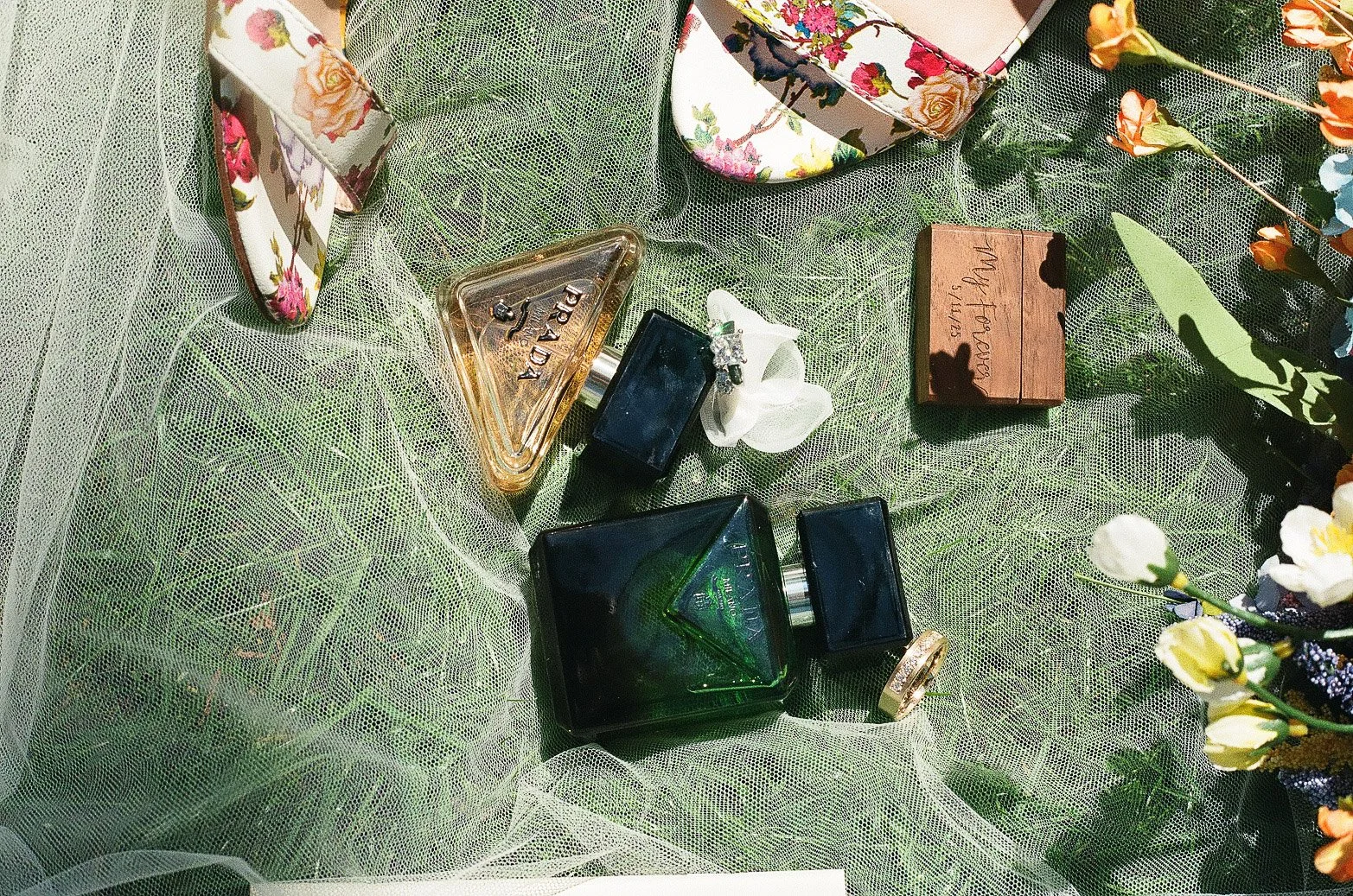 wedding-details-flatlay-mohican-castle.jpg