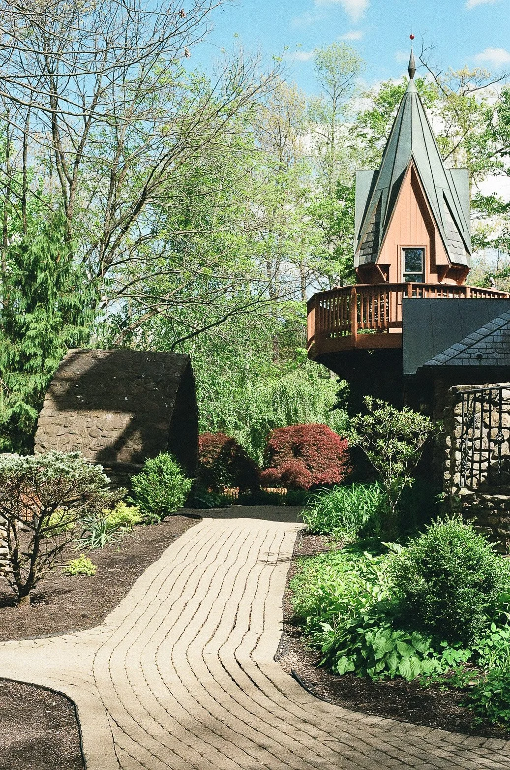 landolls-mohican-castle-grounds-cobblestone-path.jpg