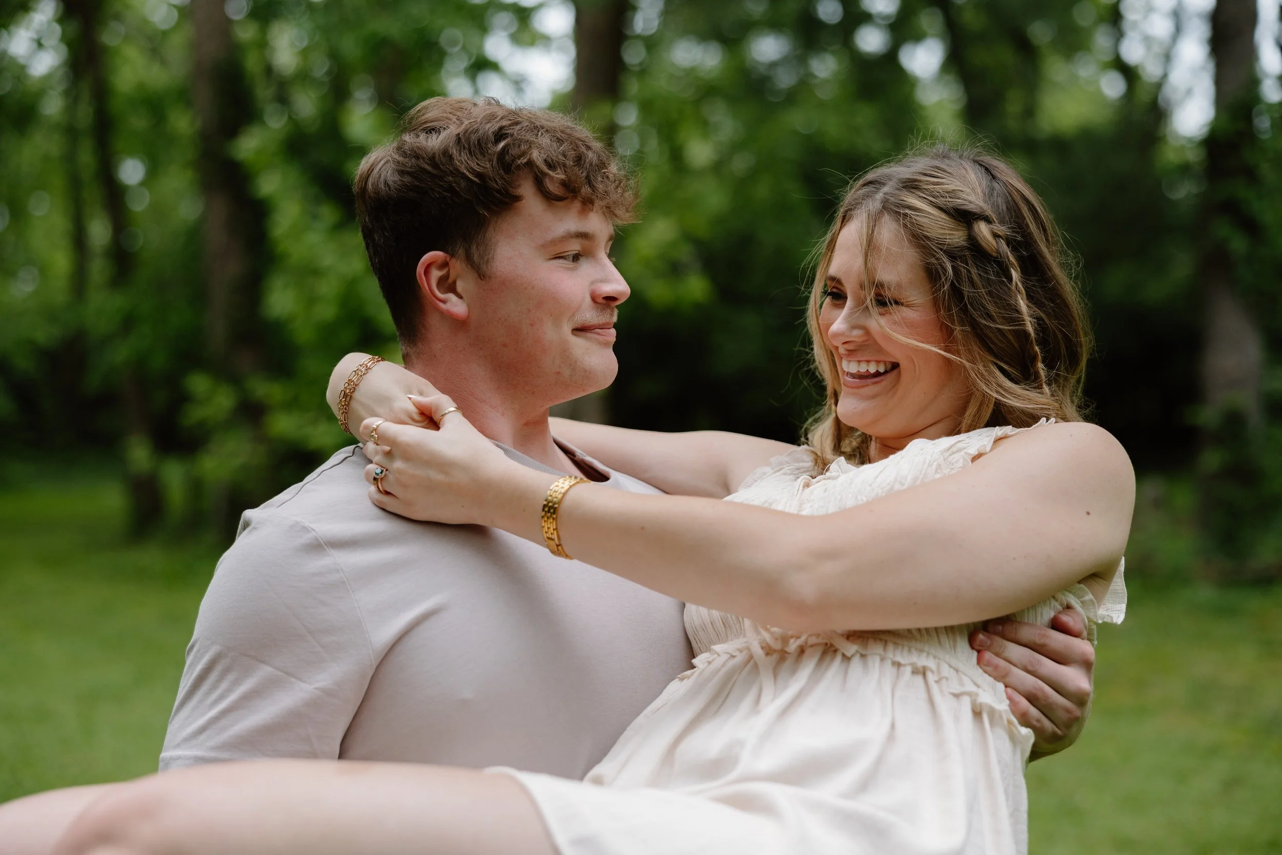 lexington-ky-engagement-photographer-playful-lift.jpg