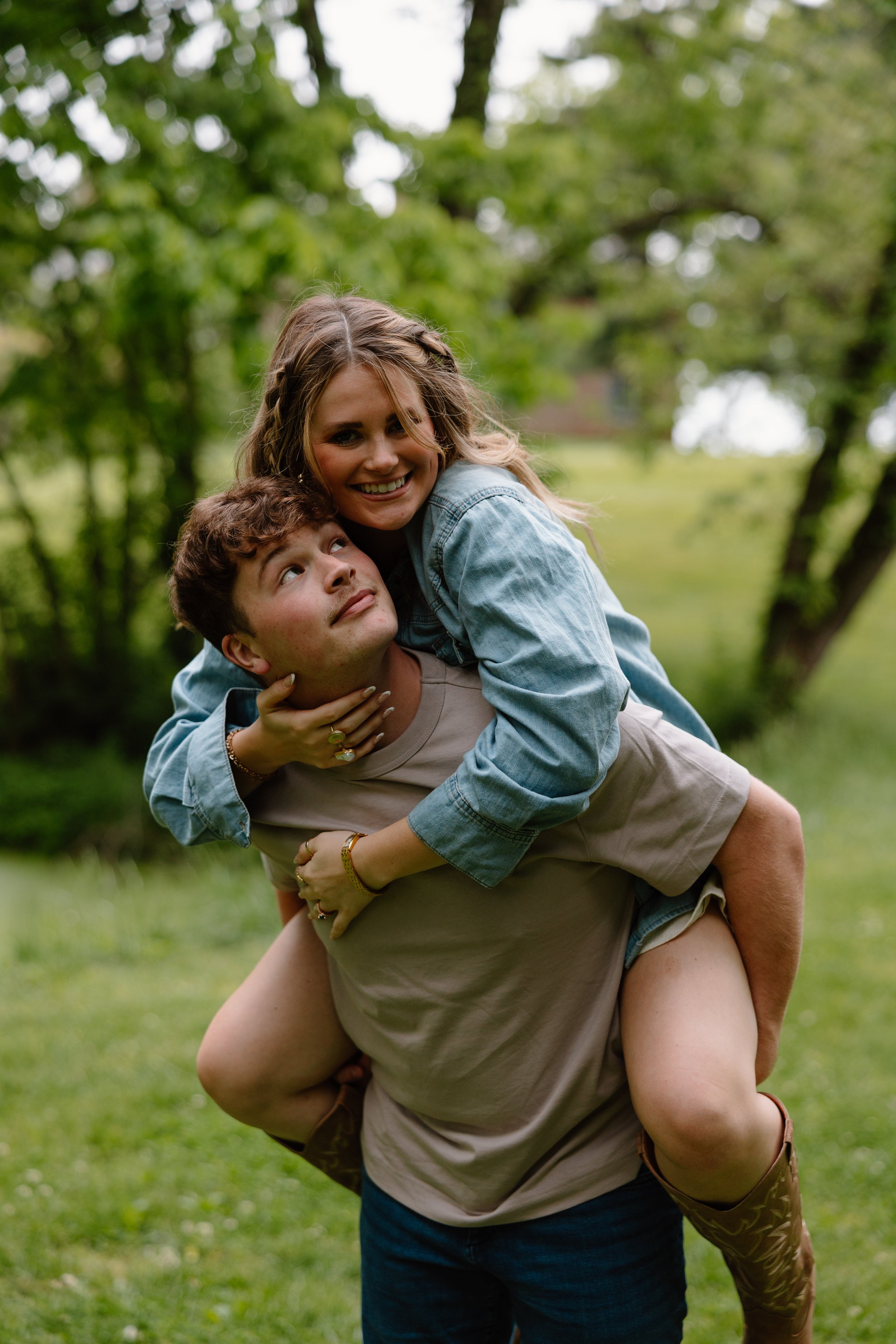 waveland-state-historic-site-piggyback-engagement.jpg