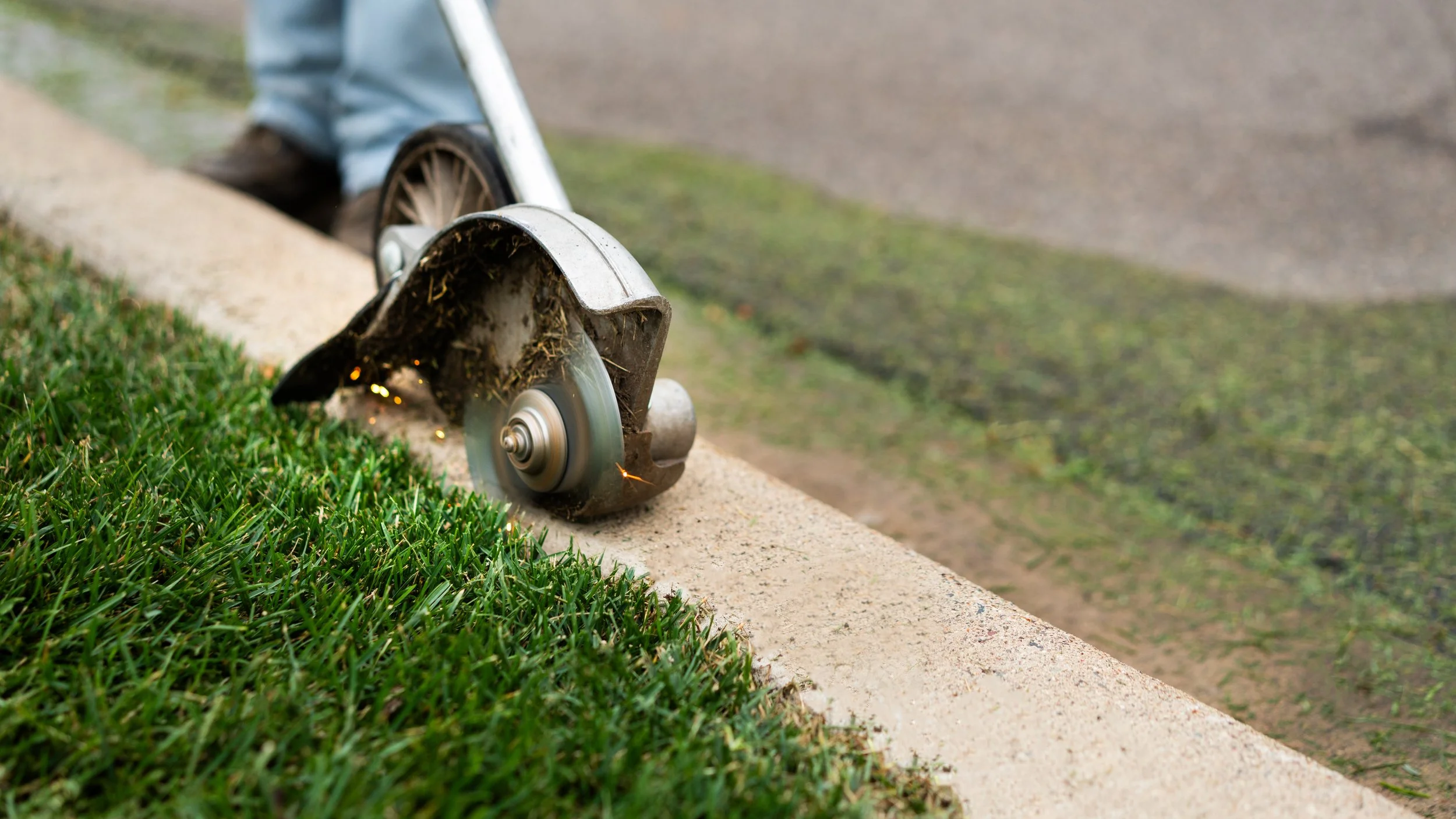 How to Edge a Lawn: Clean Lines Without Damaging Turf