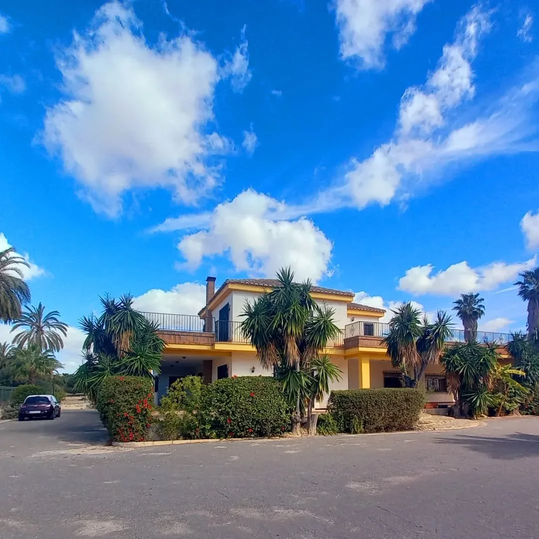 Precioso chalet en venta, La Hoya Alicante! 11mil metros de parcela con cultivos! Cont&aacute;ctanos para m&aacute;s informaci&oacute;n. Cardoso Real Estate.