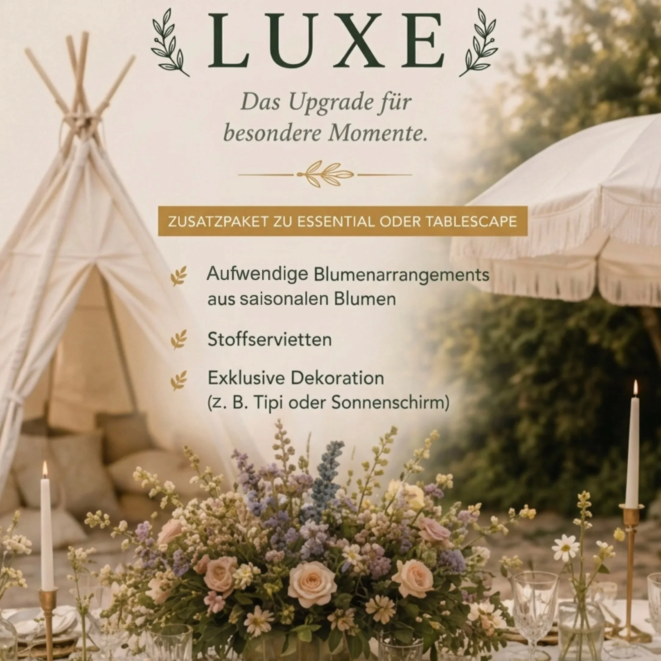 Blumenschmuck mit Rosen, Lavendel, Hortensien und anderen Blumen auf einem festlich gedeckten Tisch, umgeben von Kerzen und wassergläsern, in Kombination mit einem luxuriös dekorierten Picknicktisch oder Esstisch.