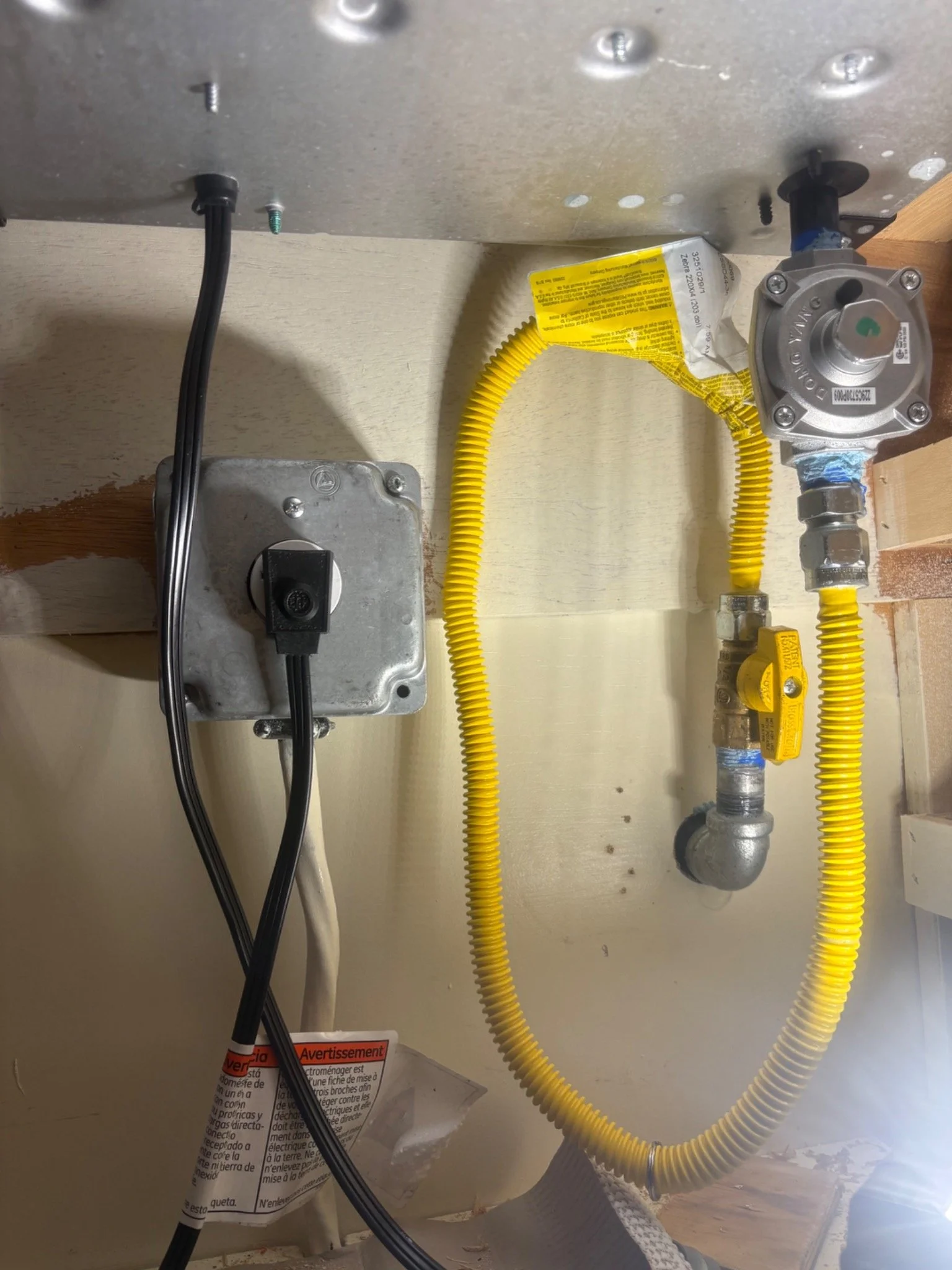 Gas appliance connection with shutoff valve, regulator, and flexible gas line in Pensacola, Florida