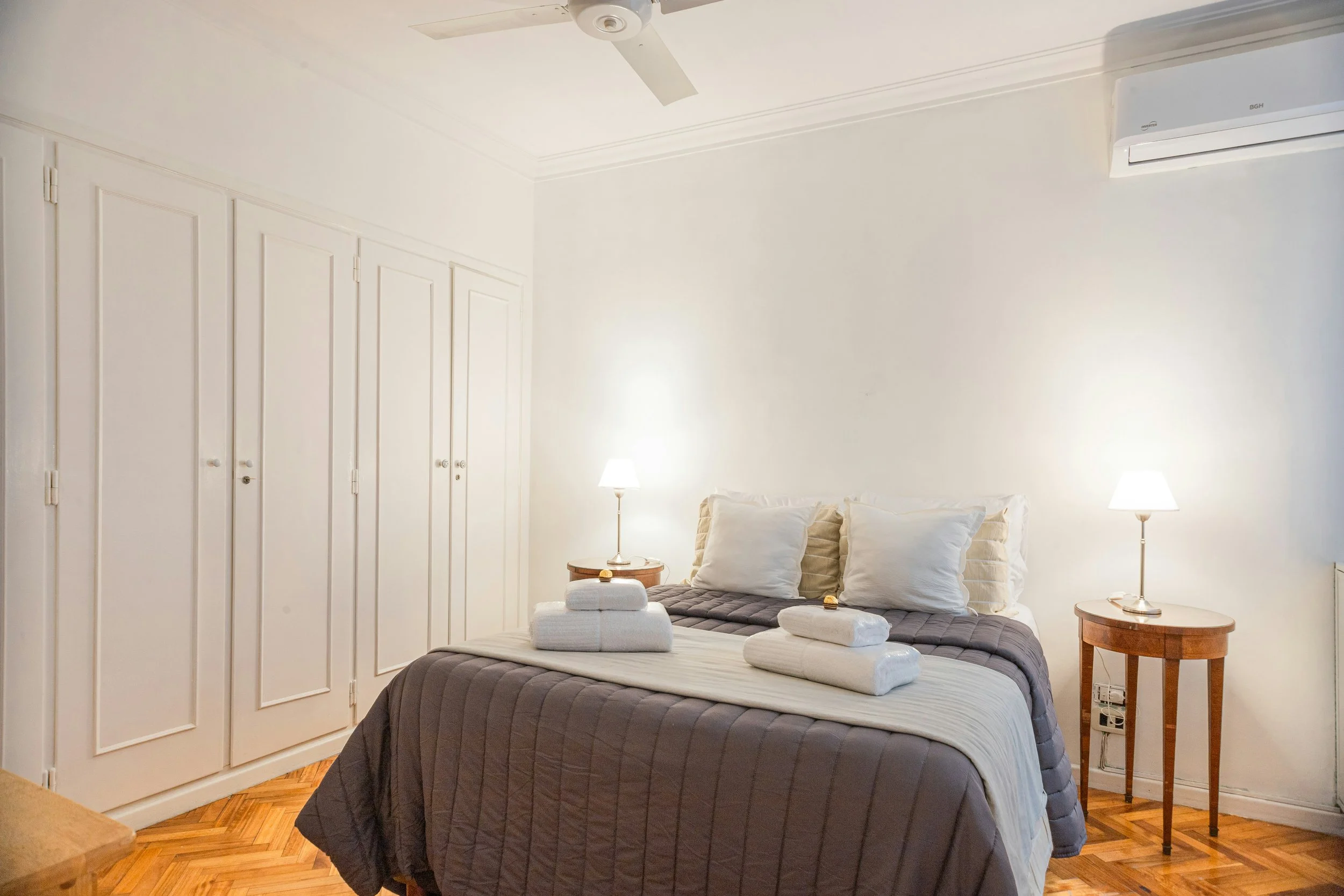 Chambre préparée avec du linge propre pour accueillir les voyageurs
