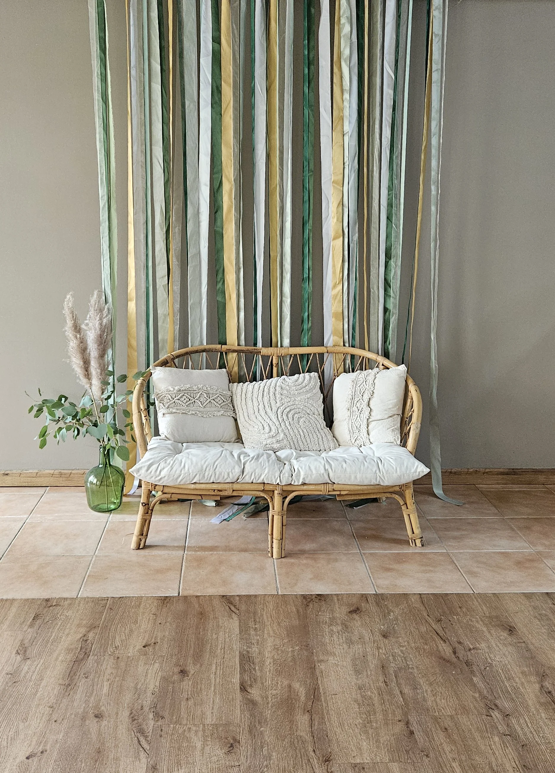 décoration de mariage avec banquette en osier pour recevoir les mariés