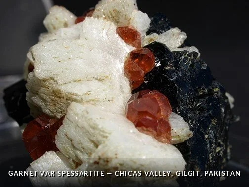 Garnet var Spessartite - ChicasValley, Gilgit, Pakistan.jpg
