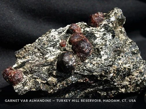 Garnet var Almandine - TurkeyHillReservoir, Haddam, CT, USA.jpg