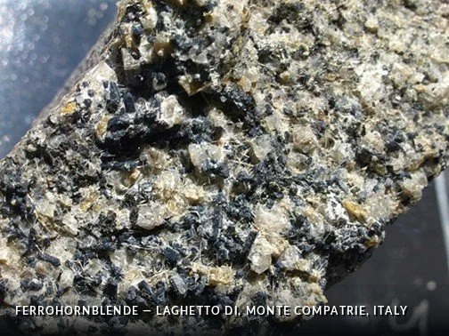 Ferrohornblende - Laghetto di, MonteCompatrie, Italy.jpg