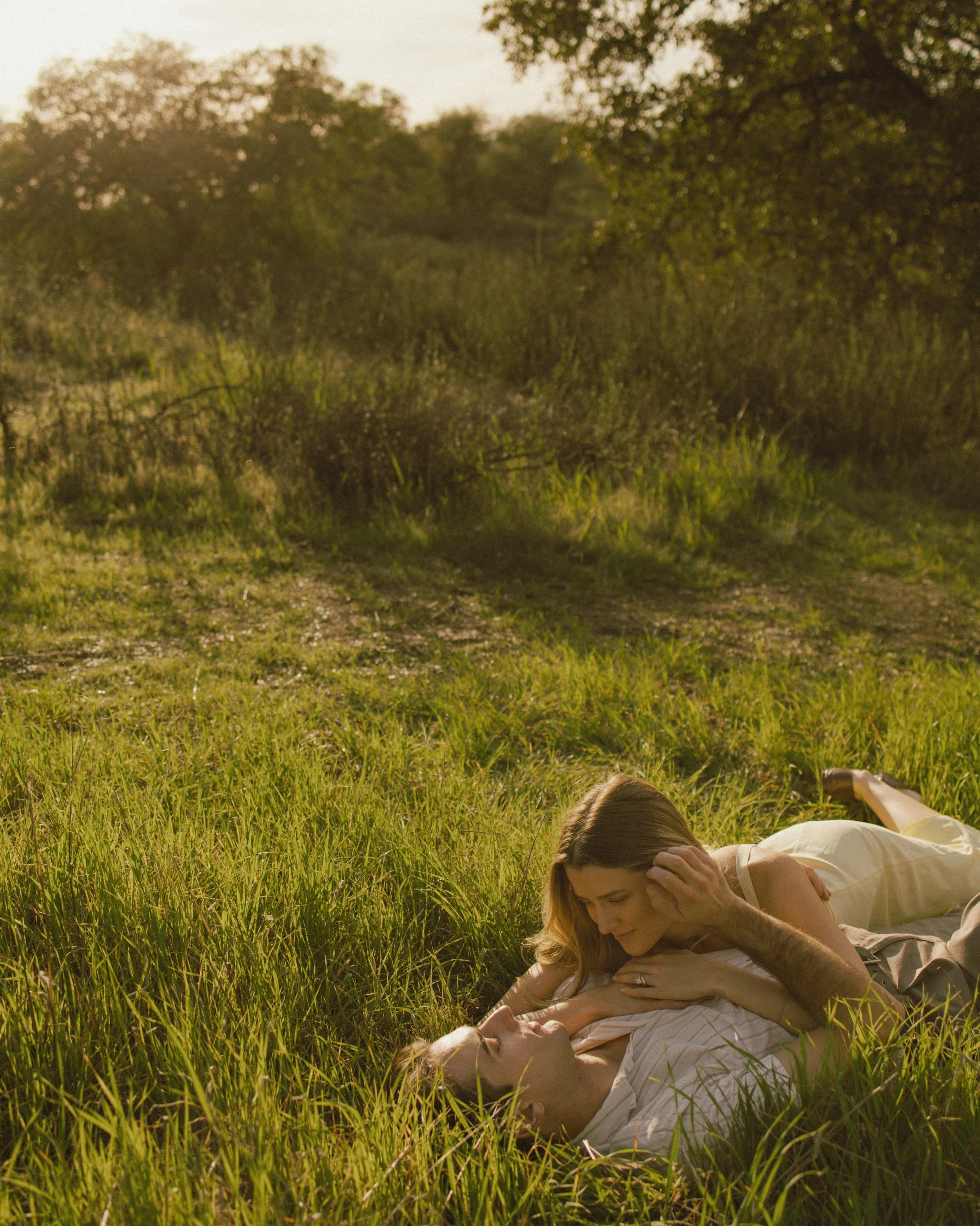 That soft, romantic kind of love 
&bull;
&bull;
&bull;
Fun with @griffinandselah and host @calichophotography 

#lagunabeachphotographer #orangecountyphotographer #sandiegophotographer #temeculaphotographer #socalcouplesphotographer

Laguna Beach pho